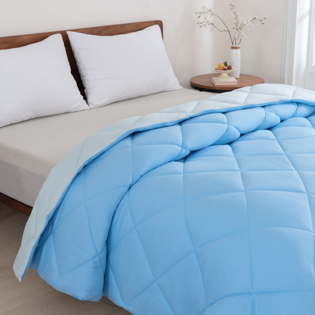 Snoozella ComfyBed Duo tweezijdig dekbed op een opgemaakt bed