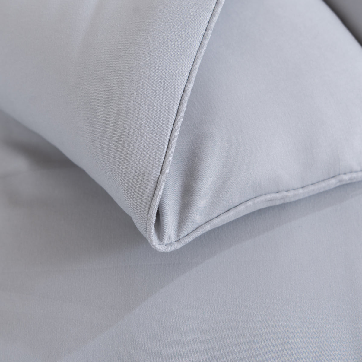 Snoozella ComfyBed Lichtgrijs op een opgemaakt bed – sfeerfoto 6