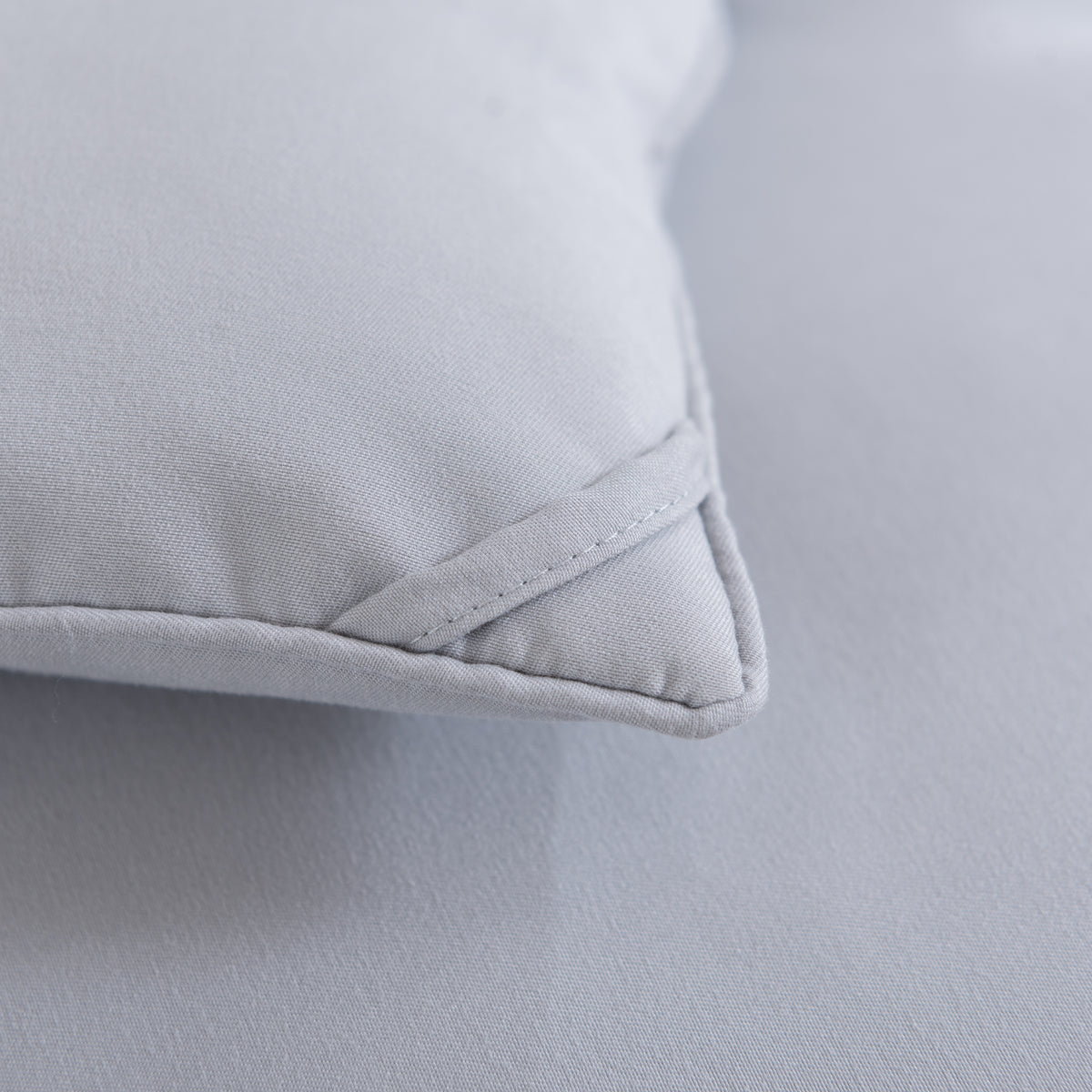 Snoozella ComfyBed Lichtgrijs op een opgemaakt bed – sfeerfoto 7