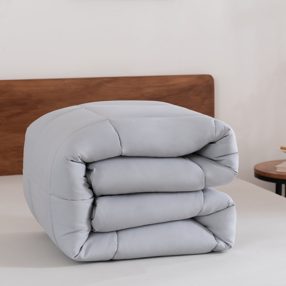 Snoozella ComfyBed Lichtgrijs op een opgemaakt bed – sfeerfoto 1