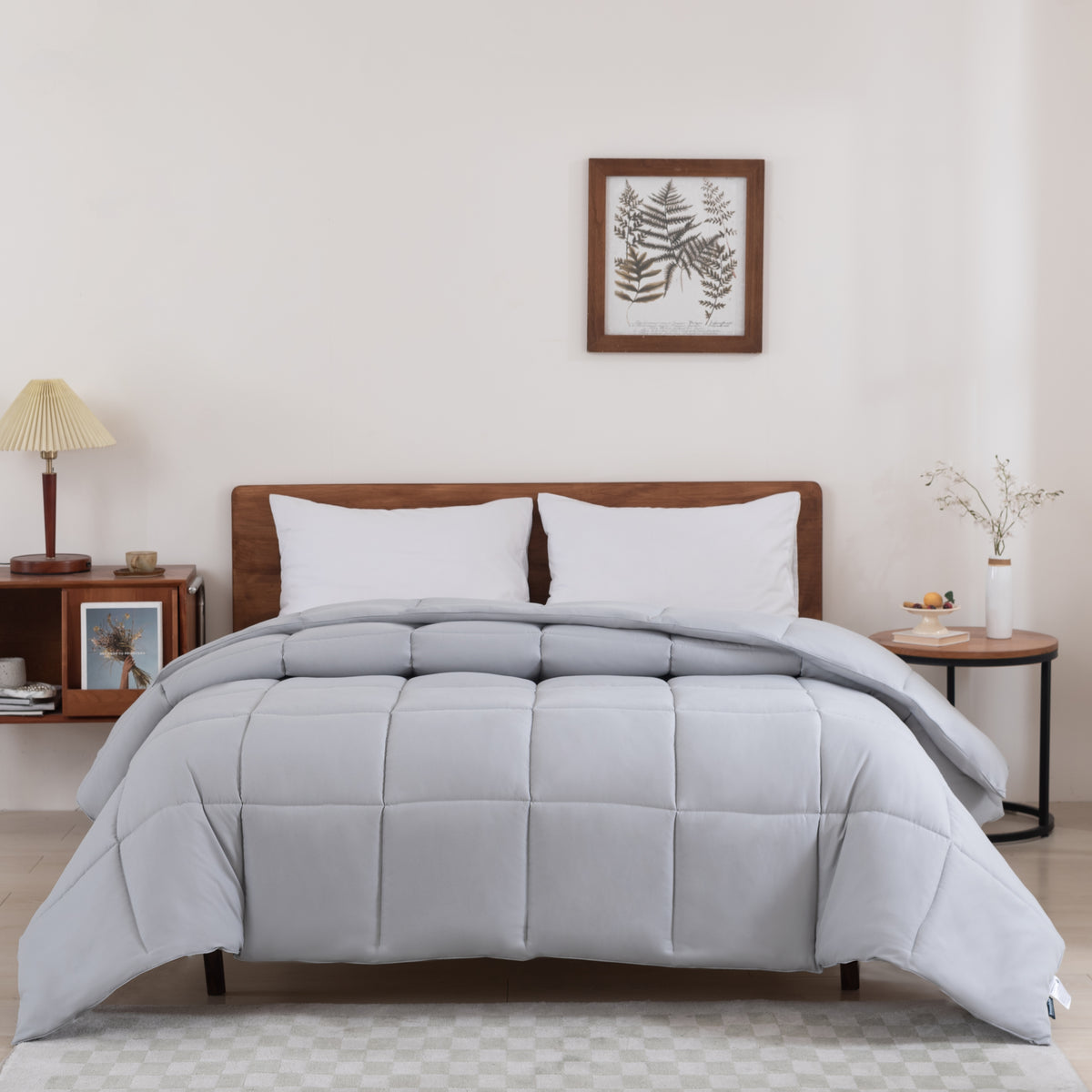 Snoozella ComfyBed Lichtgrijs op een opgemaakt bed – sfeerfoto 2