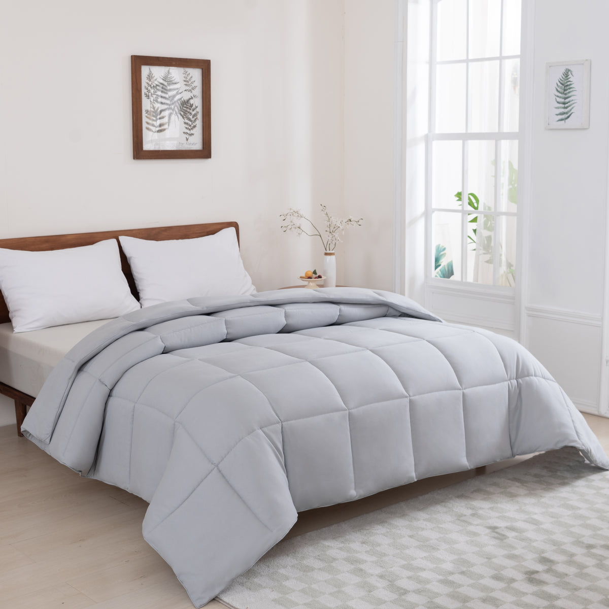 Snoozella ComfyBed Lichtgrijs op een opgemaakt bed – sfeerfoto 3