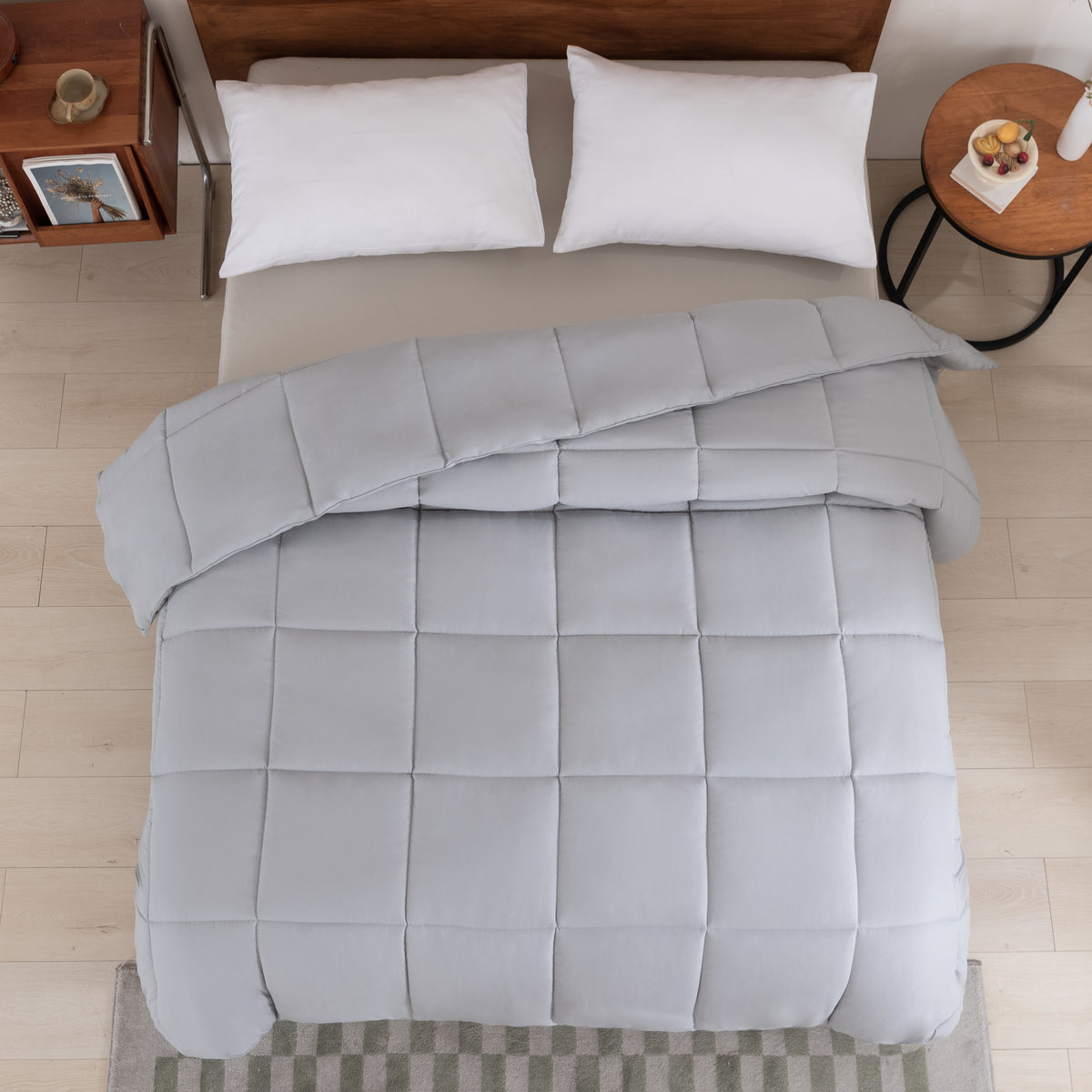 Snoozella ComfyBed Lichtgrijs op een opgemaakt bed – sfeerfoto 4