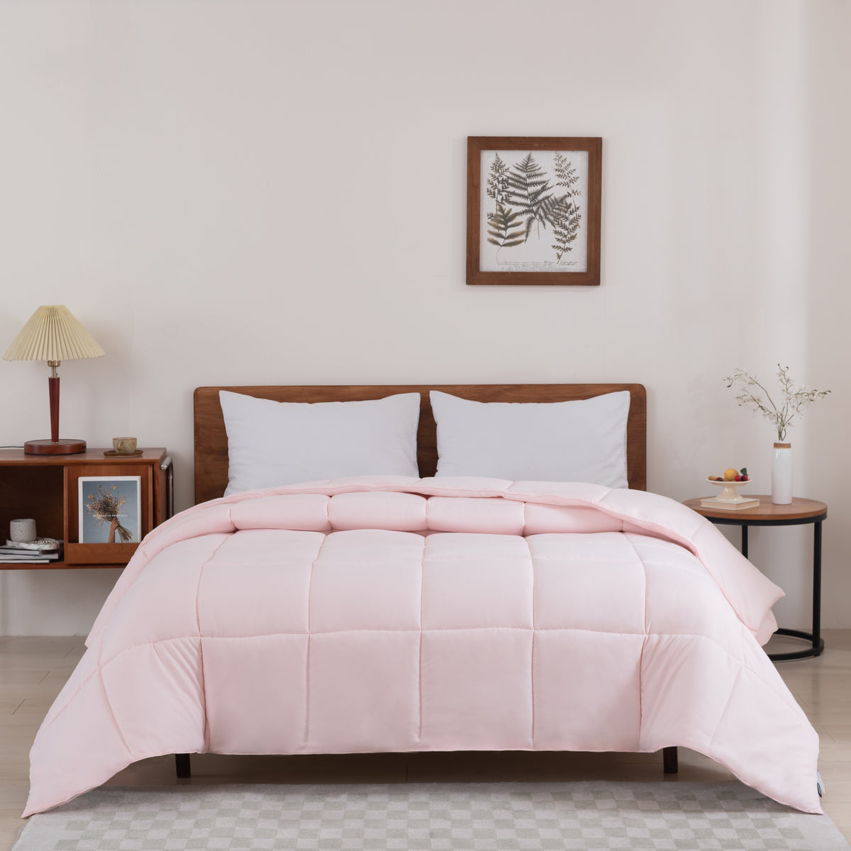 Snoozella ComfyBed Baby Roze op een opgemaakt bed – sfeerfoto 2