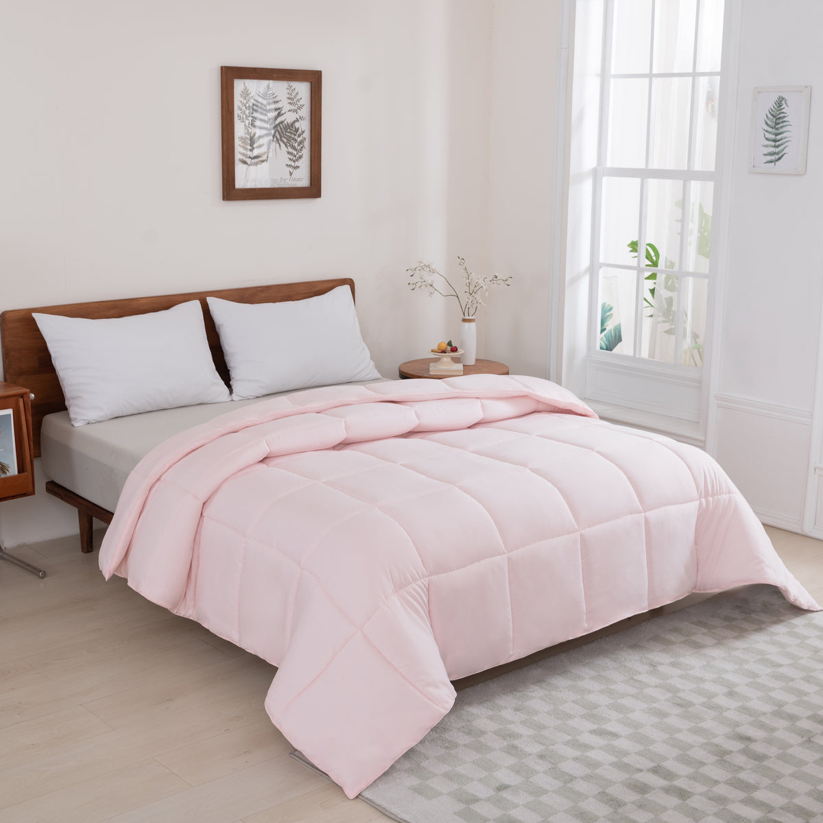 Snoozella ComfyBed Baby Roze op een opgemaakt bed – sfeerfoto 3