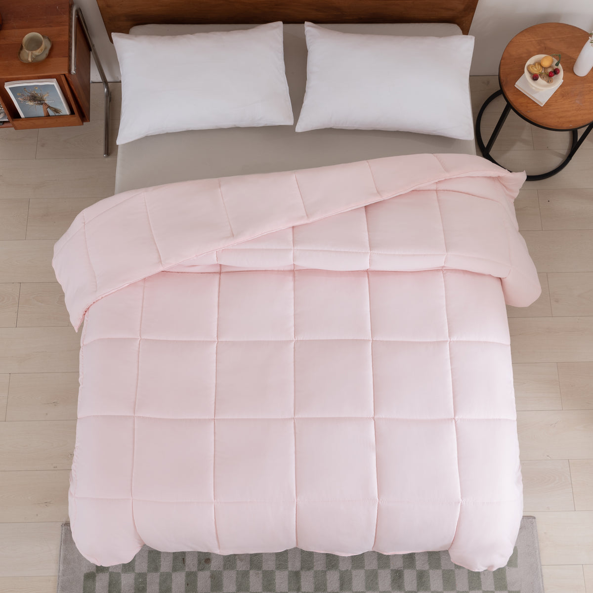 Snoozella ComfyBed Baby Roze op een opgemaakt bed – sfeerfoto 4