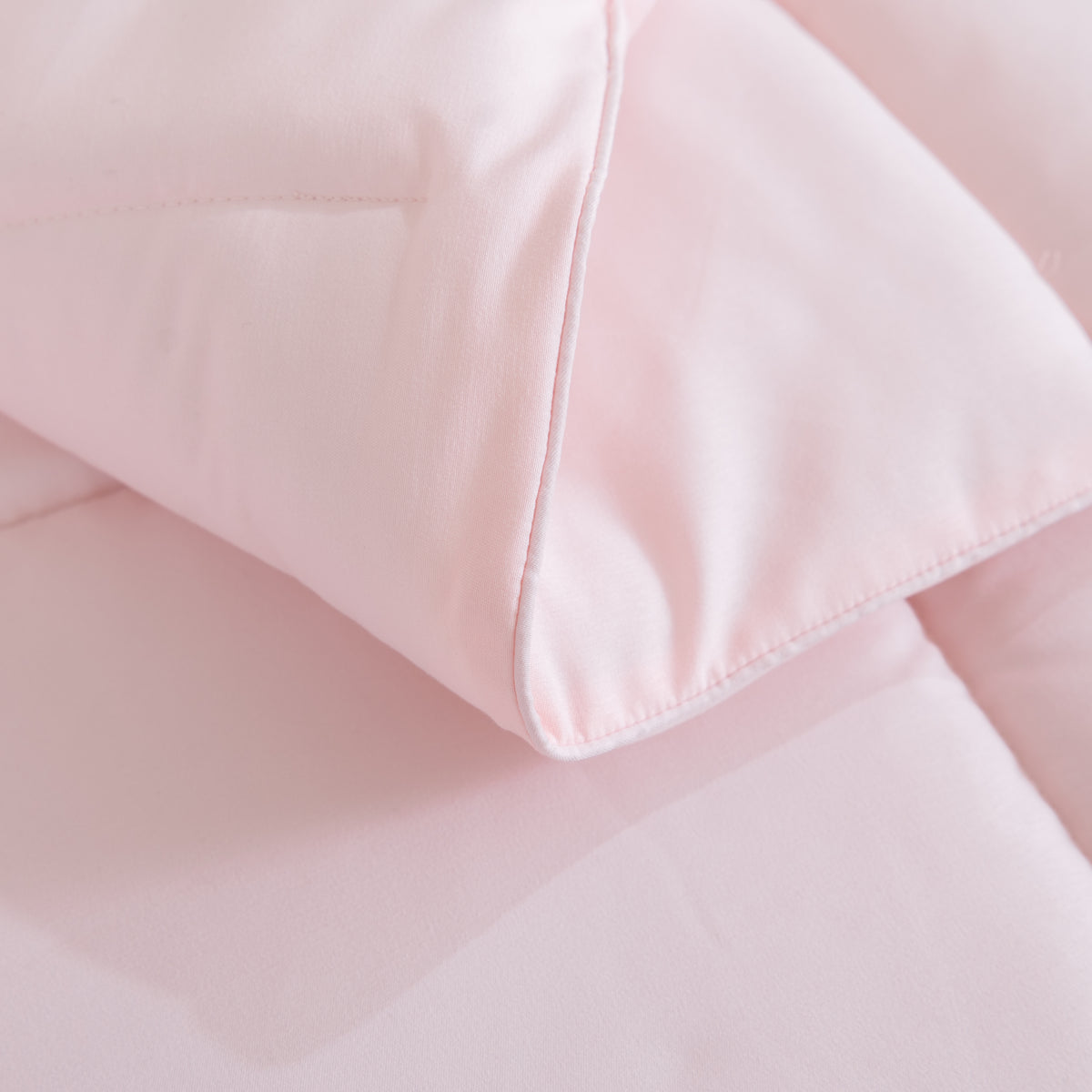 Snoozella ComfyBed Baby Roze op een opgemaakt bed – sfeerfoto 5