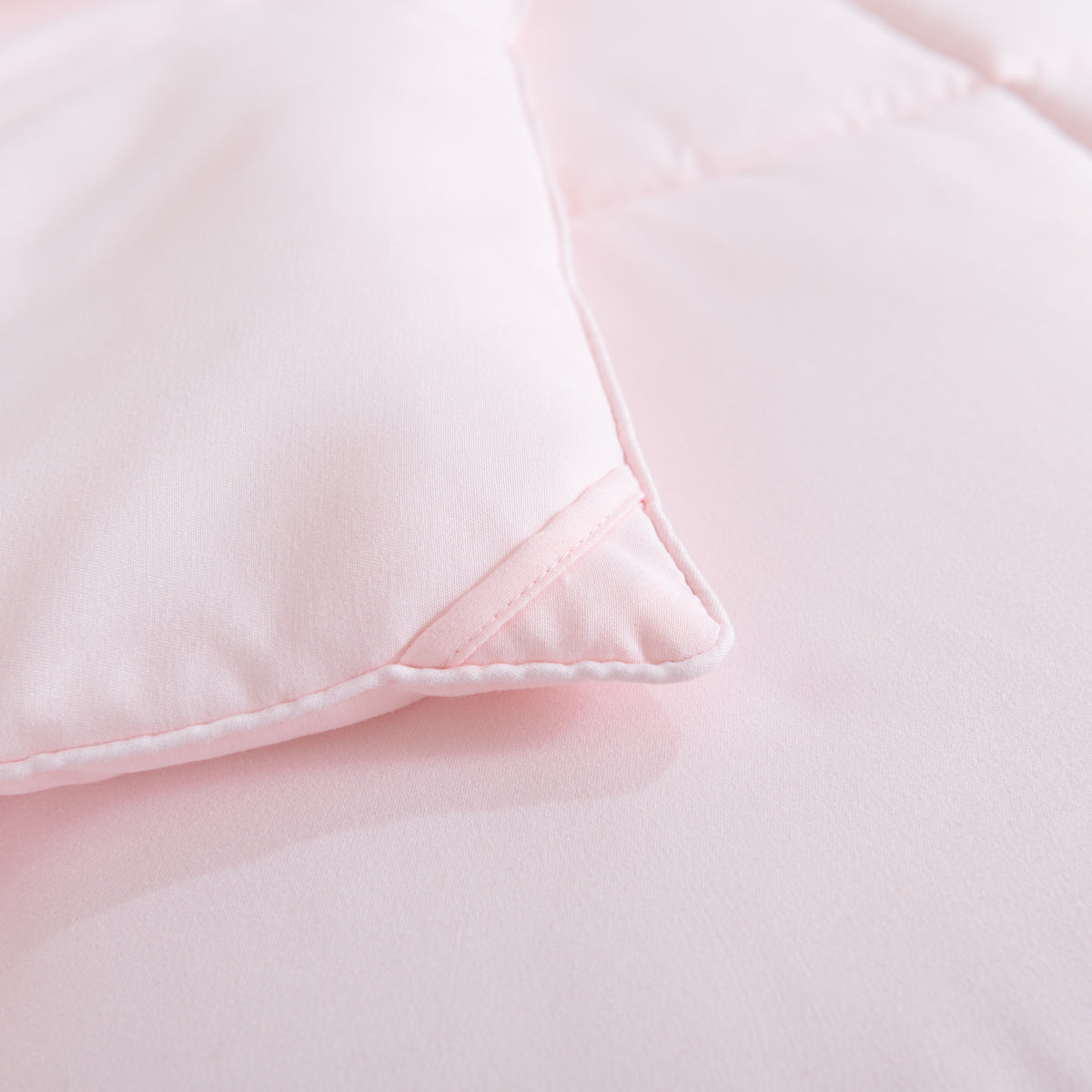Snoozella ComfyBed Baby Roze op een opgemaakt bed – sfeerfoto 6