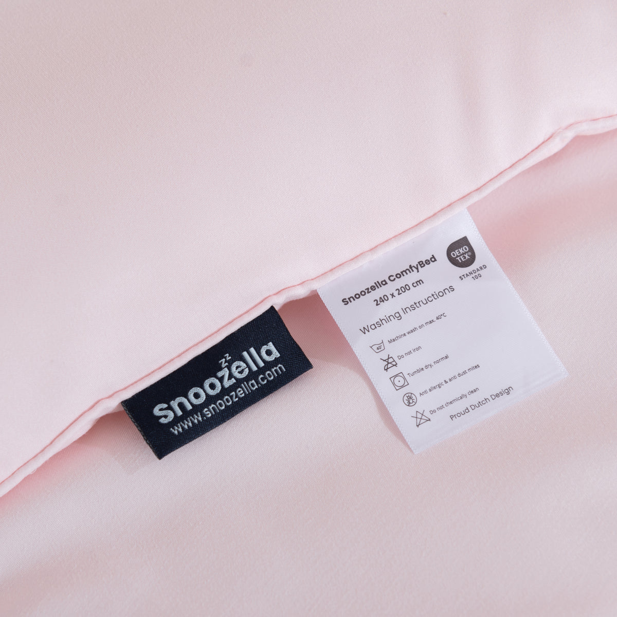 Snoozella ComfyBed Baby Roze op een opgemaakt bed – sfeerfoto 7