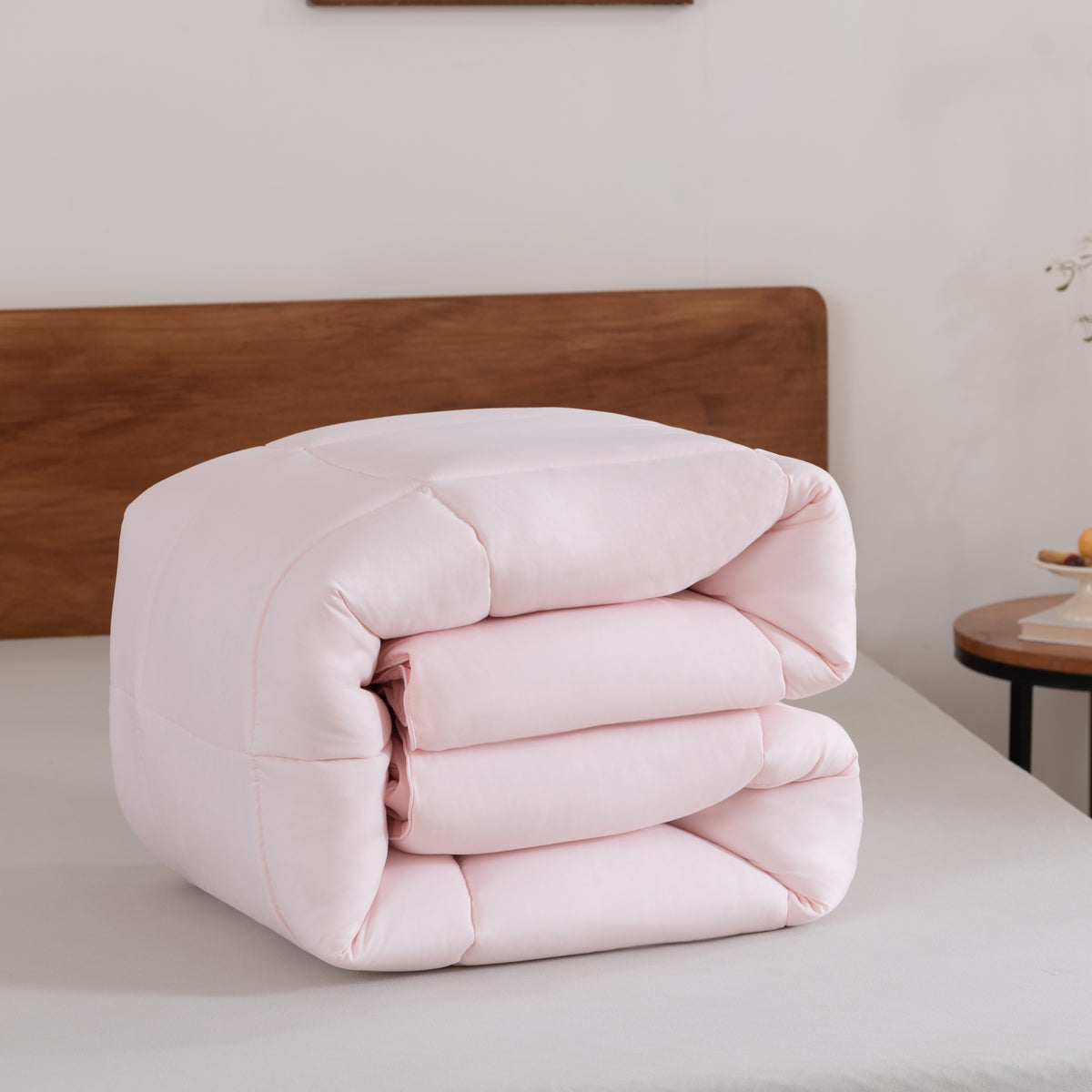 Snoozella ComfyBed Baby Roze op een opgemaakt bed – sfeerfoto 1