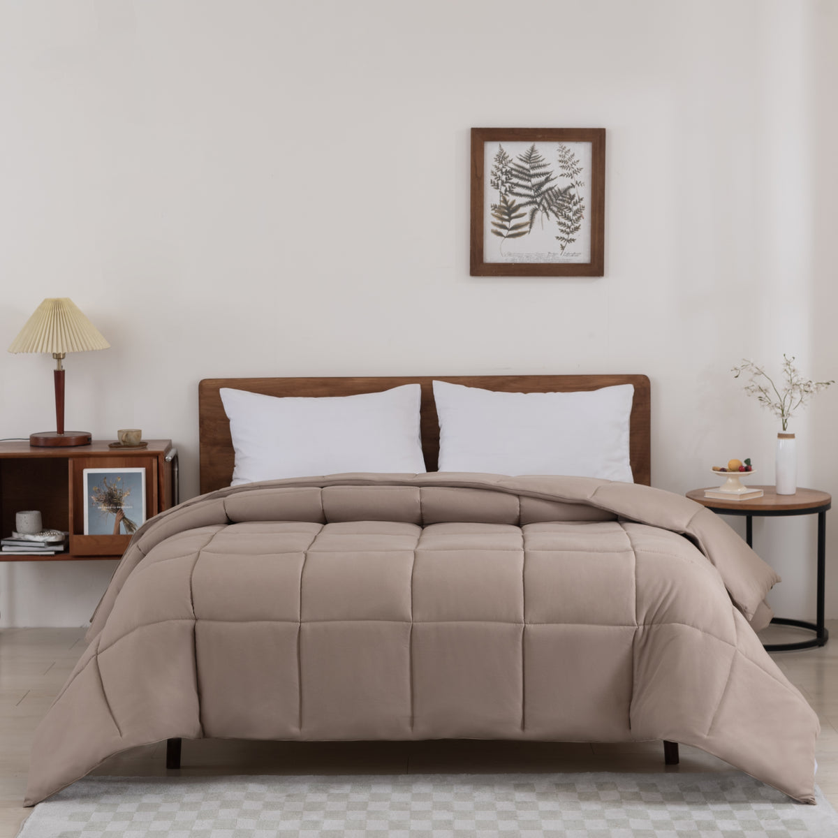 Snoozella ComfyBed Taupe op een opgemaakt bed – sfeerfoto 2