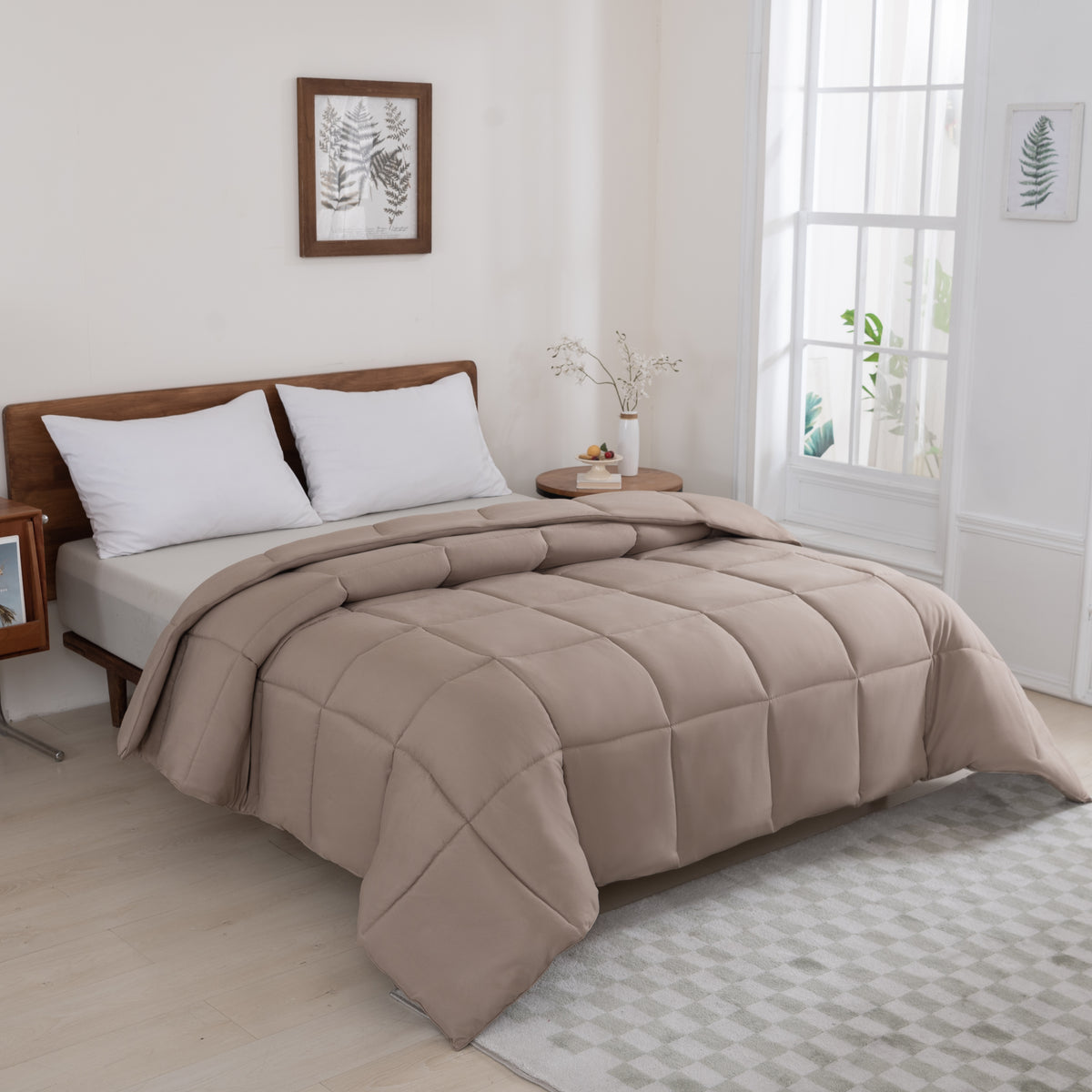 Snoozella ComfyBed Taupe op een opgemaakt bed – sfeerfoto 3