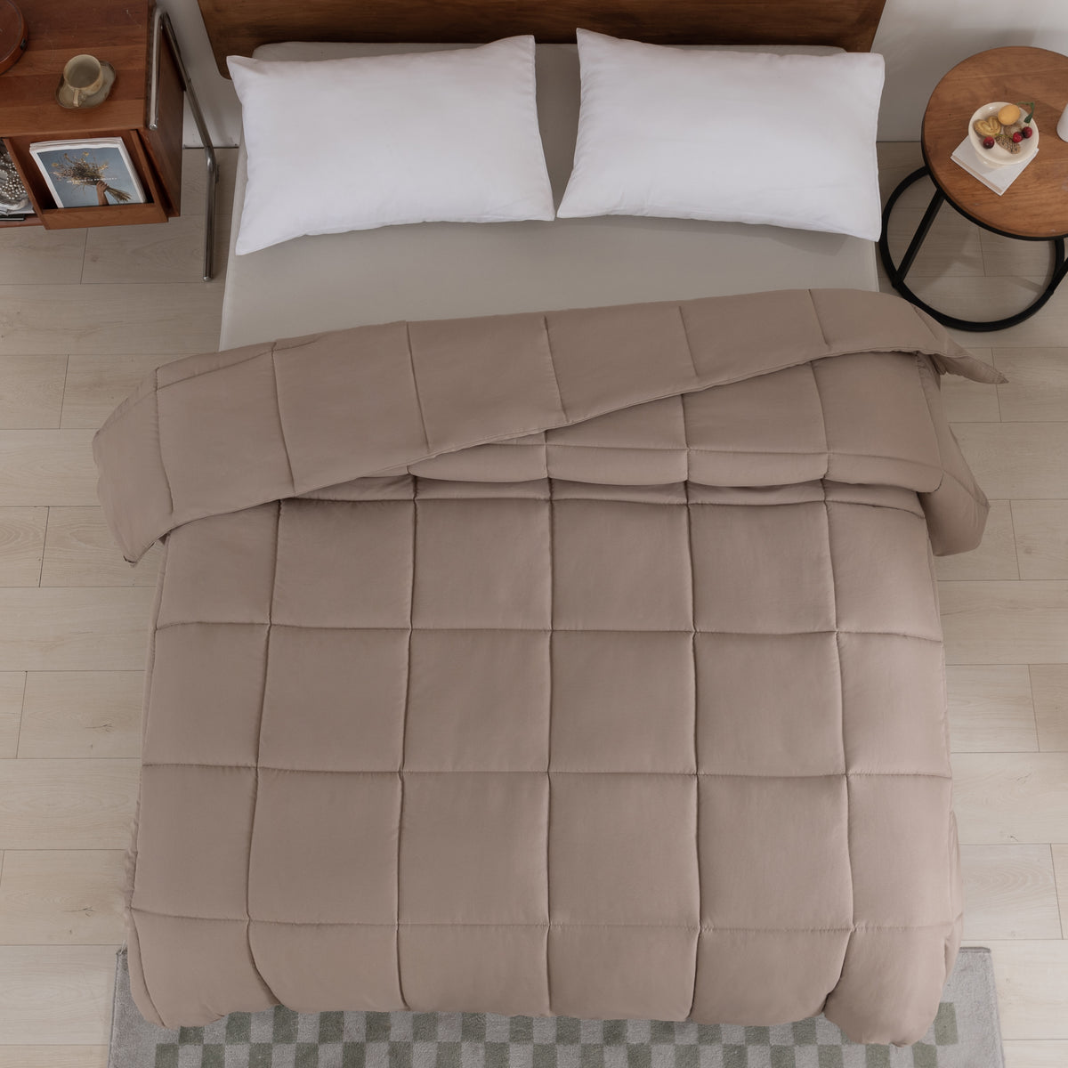 Snoozella ComfyBed Taupe op een opgemaakt bed – sfeerfoto 4