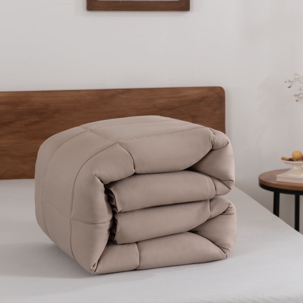 Snoozella ComfyBed Taupe op een opgemaakt bed – sfeerfoto 1