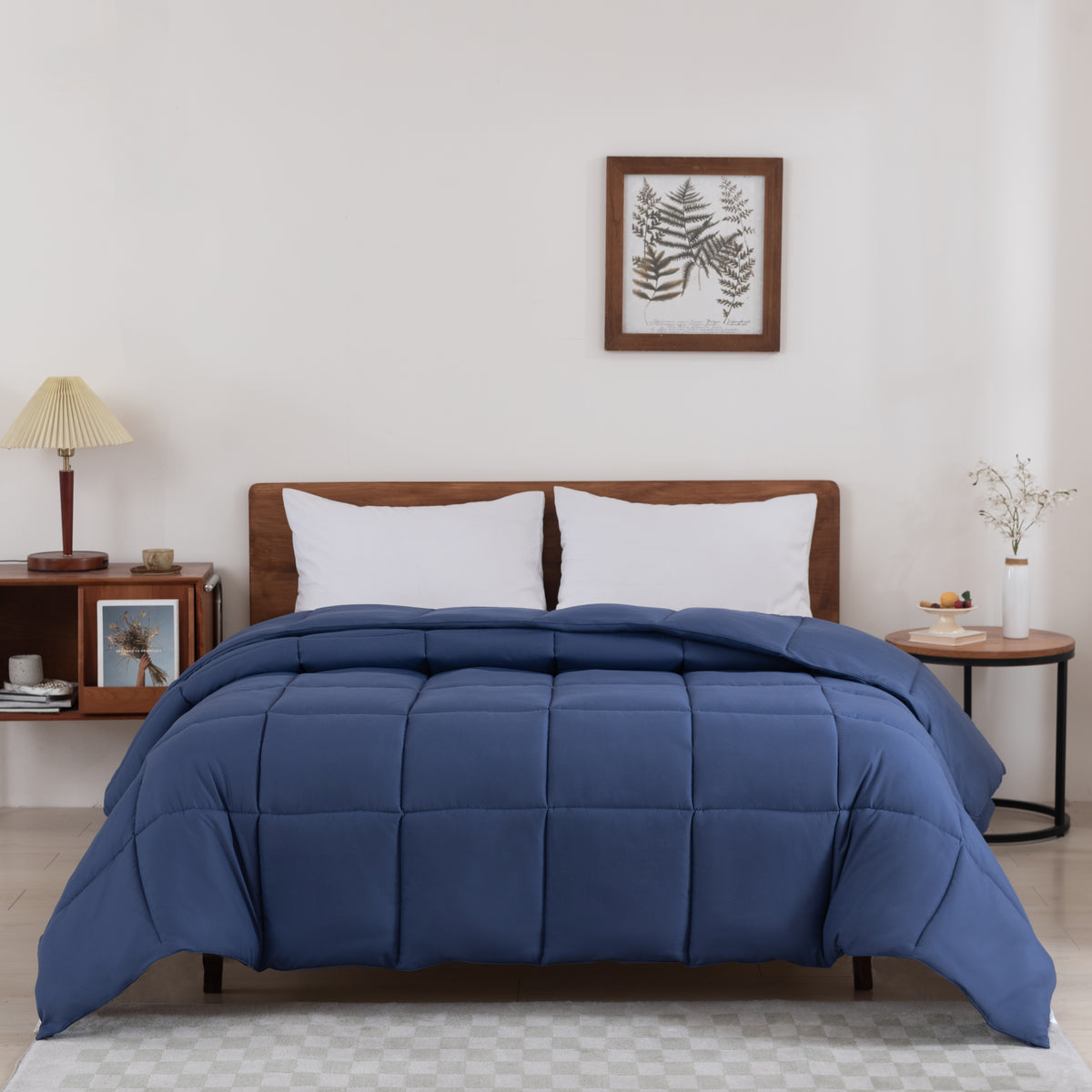 Snoozella ComfyBed Donkerblauw op een opgemaakt bed – sfeerfoto 2