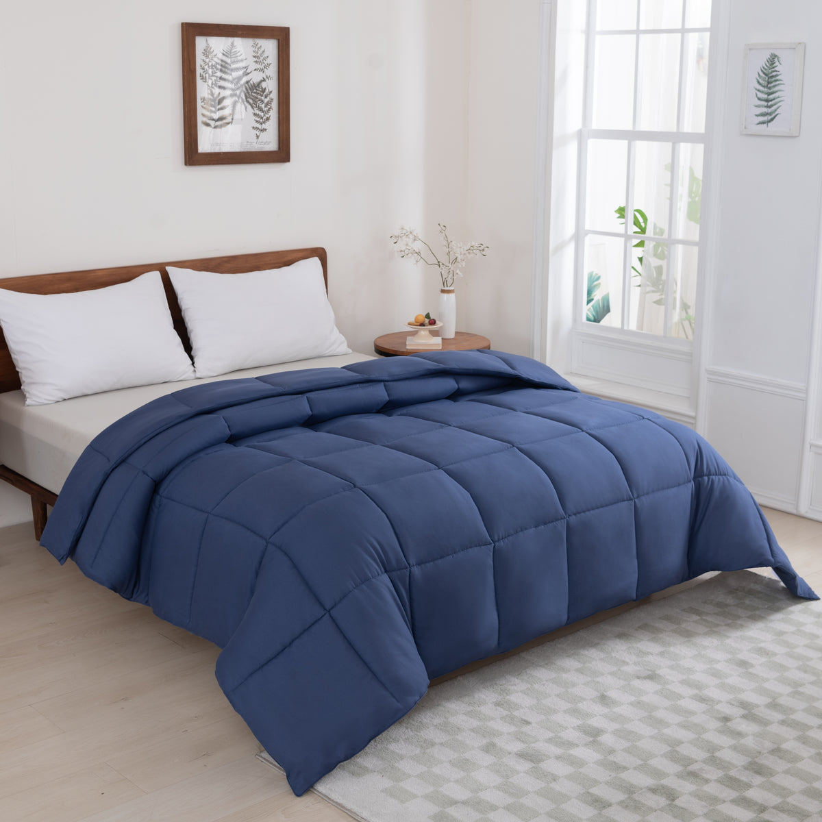 Snoozella ComfyBed Donkerblauw op een opgemaakt bed – sfeerfoto 3
