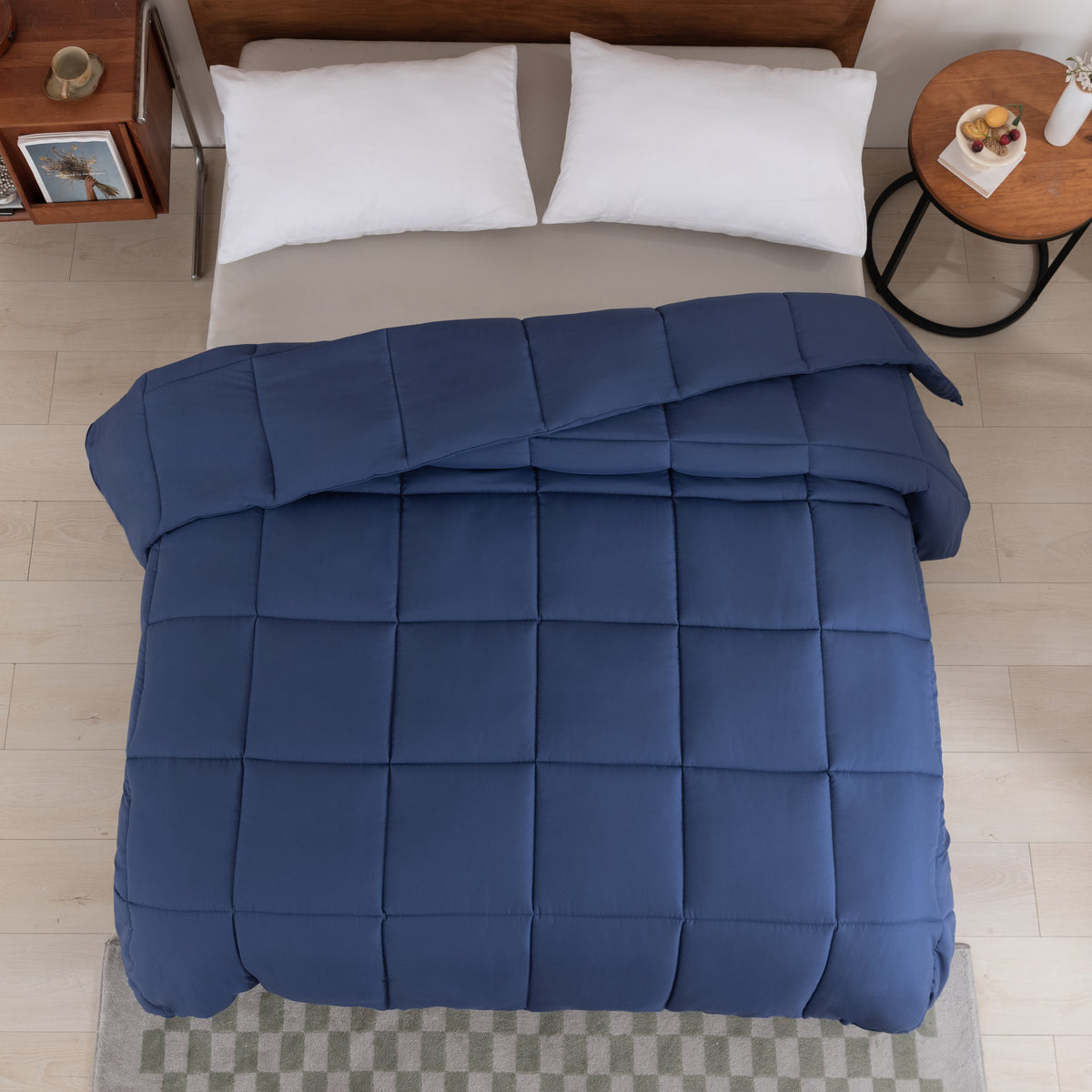 Snoozella ComfyBed Donkerblauw op een opgemaakt bed – sfeerfoto 4