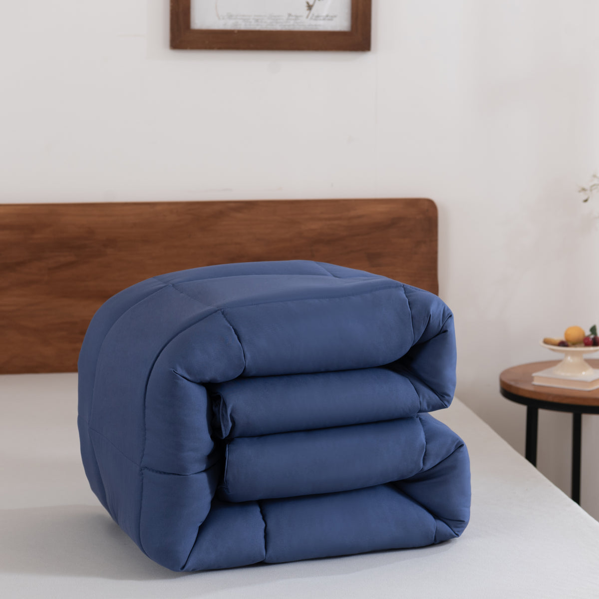 Snoozella ComfyBed Donkerblauw op een opgemaakt bed – sfeerfoto 1