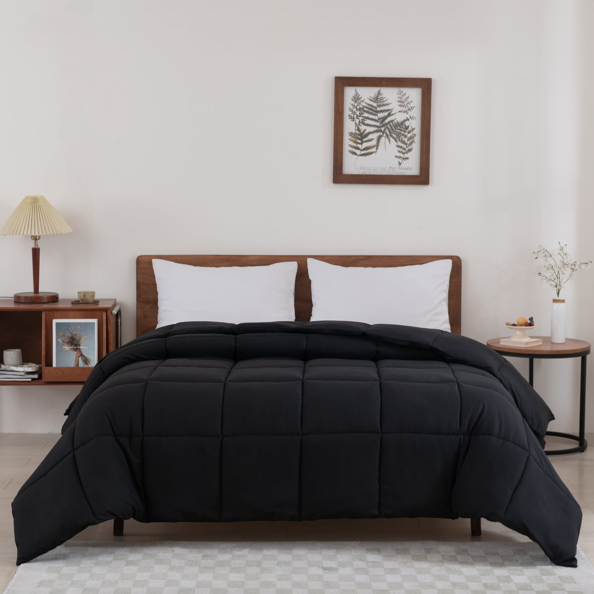 Snoozella ComfyBed Zwart op een opgemaakt bed – sfeerfoto 2
