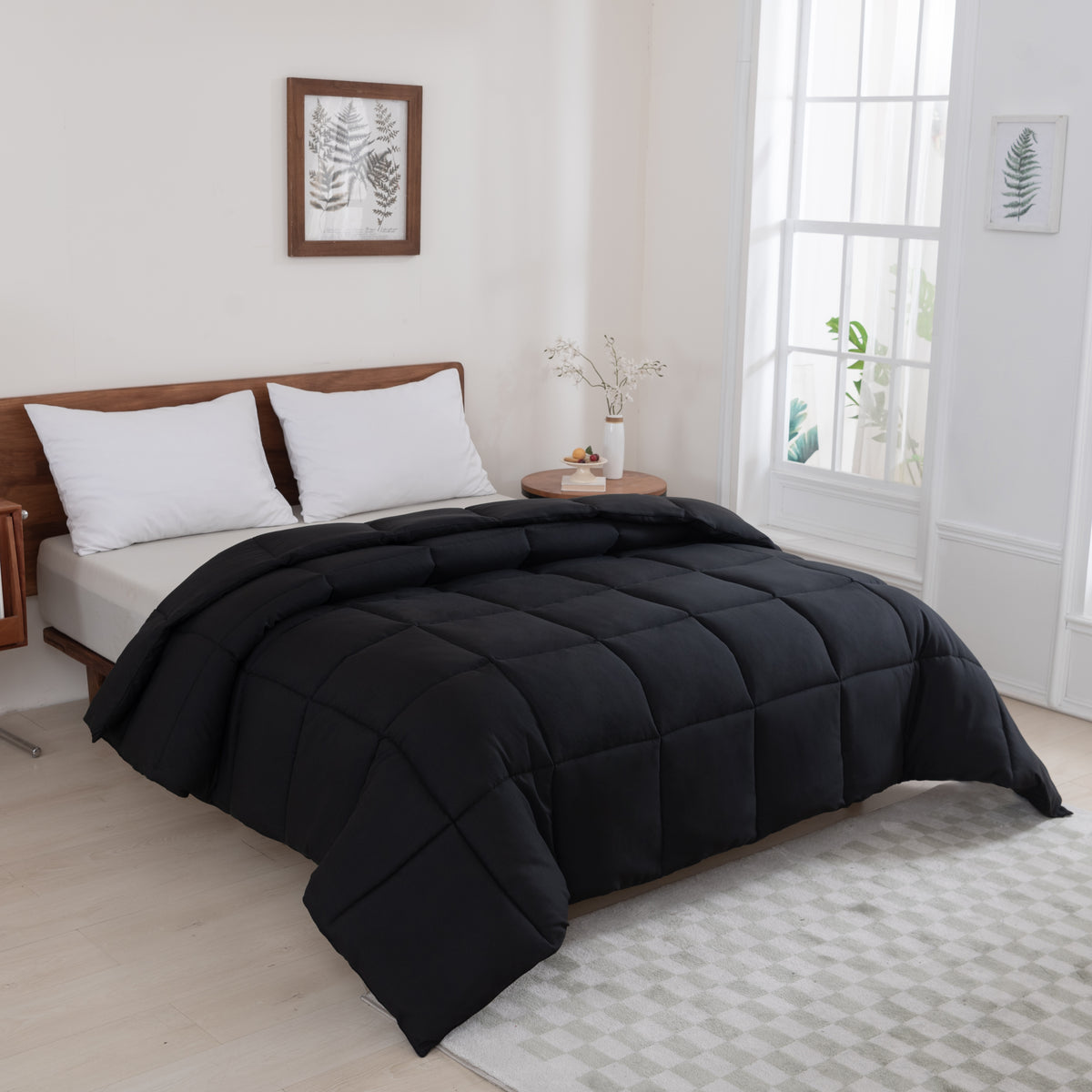 Snoozella ComfyBed Zwart op een opgemaakt bed – sfeerfoto 3