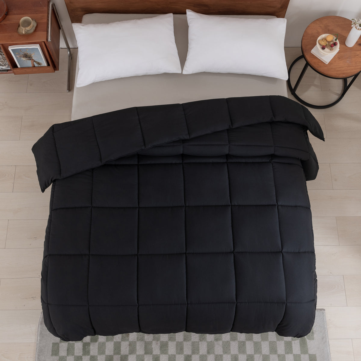 Snoozella ComfyBed Zwart op een opgemaakt bed – sfeerfoto 4