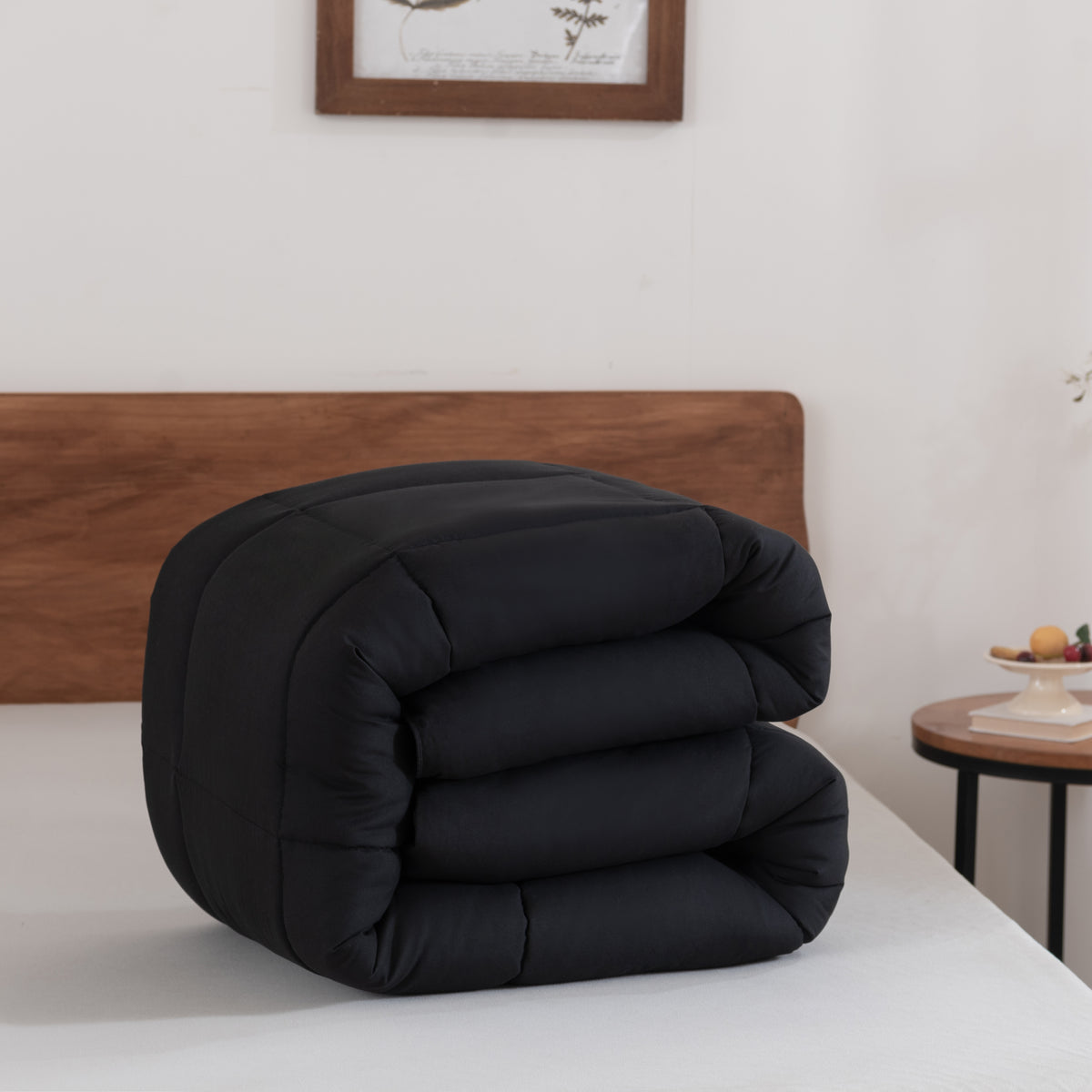 Snoozella ComfyBed Zwart op een opgemaakt bed – sfeerfoto 1
