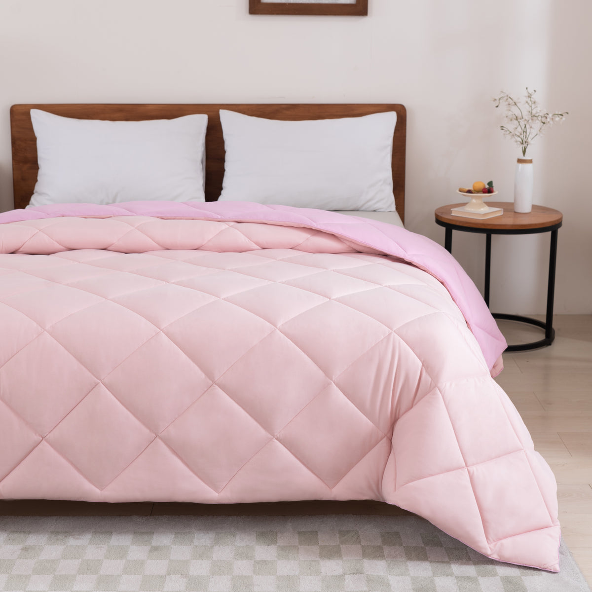 Snoozella ComfyBed Duo Bloesem Roze op een opgemaakt bed – sfeerfoto 8