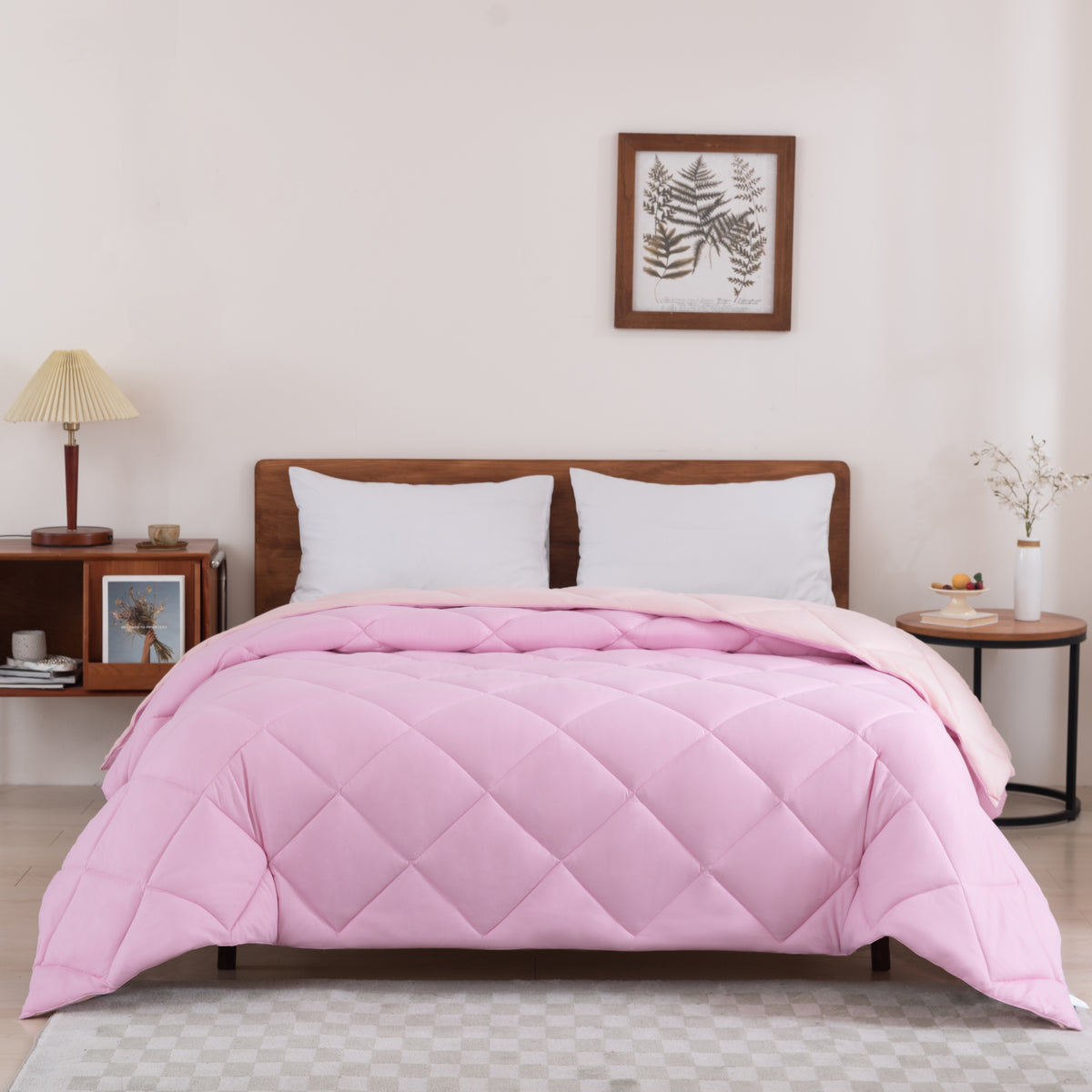 Snoozella ComfyBed Duo Bloesem Roze op een opgemaakt bed – sfeerfoto 2