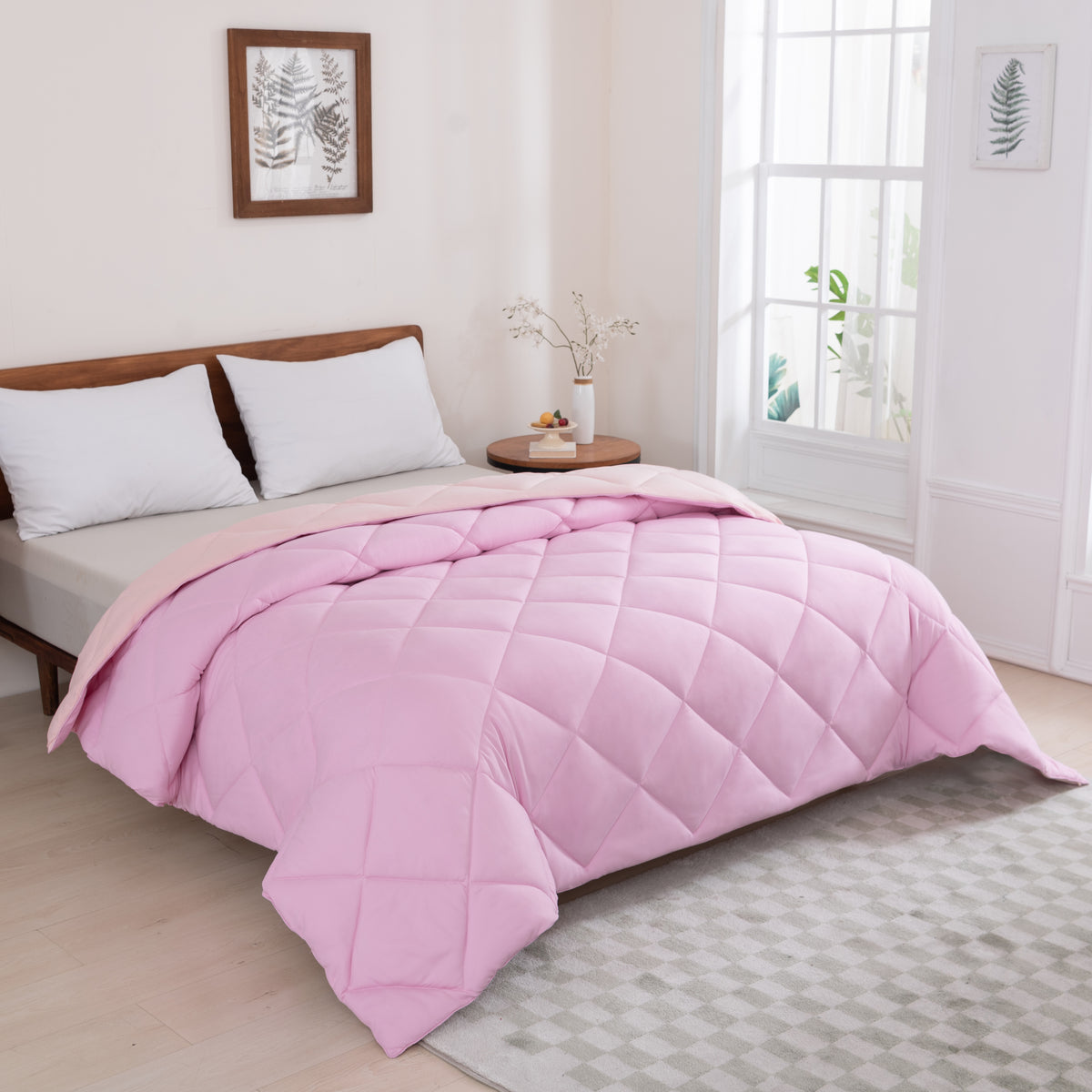 Snoozella ComfyBed Duo Bloesem Roze op een opgemaakt bed – sfeerfoto 3