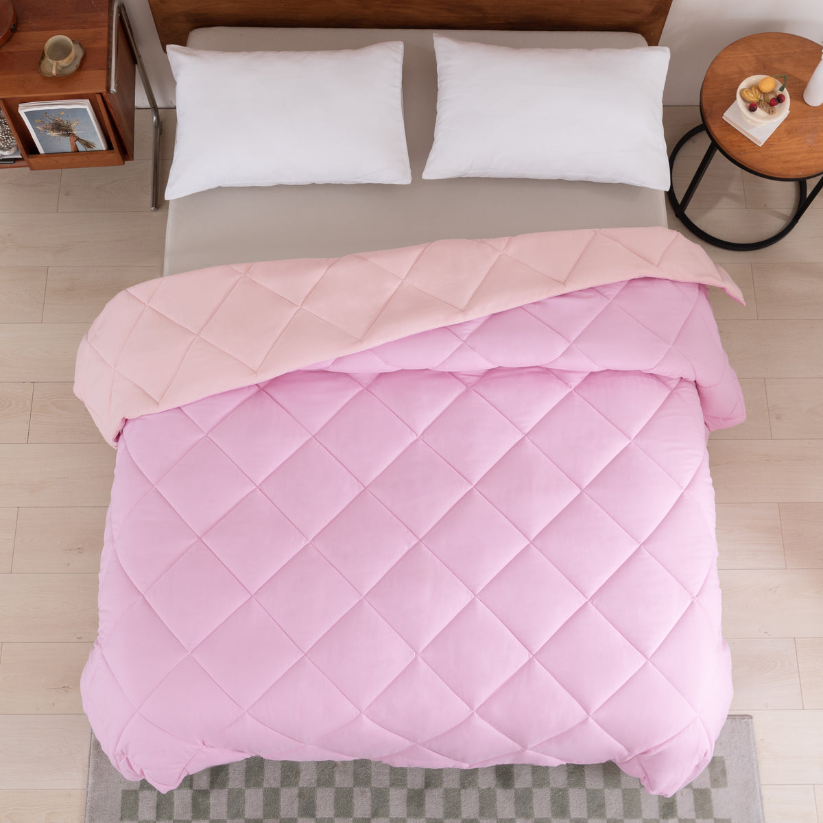 Snoozella ComfyBed Duo Bloesem Roze op een opgemaakt bed – sfeerfoto 4