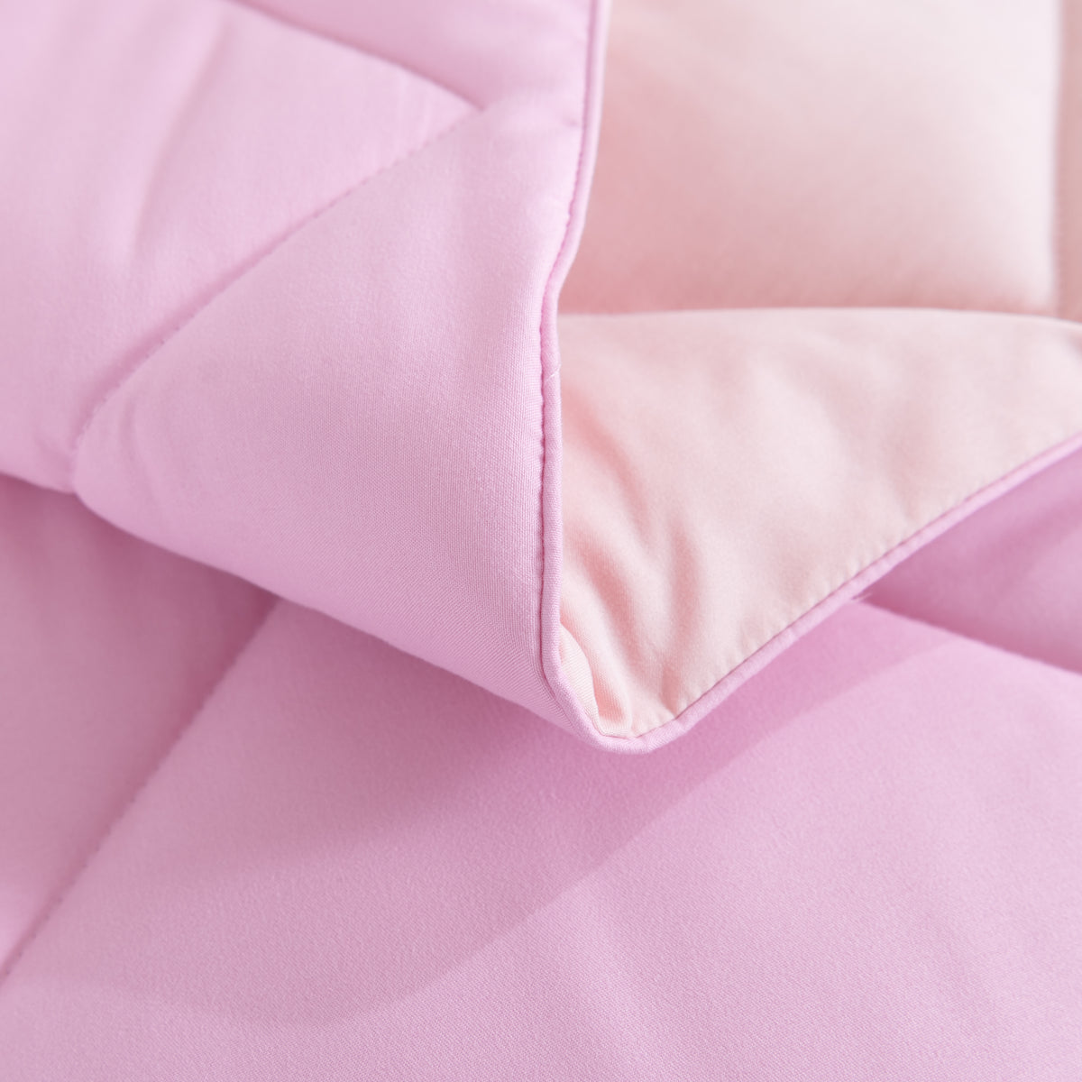 Snoozella ComfyBed Duo Bloesem Roze op een opgemaakt bed – sfeerfoto 5