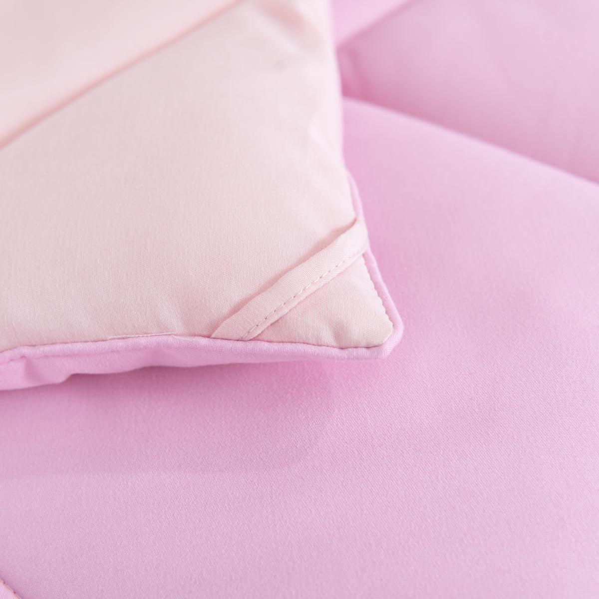Snoozella ComfyBed Duo Bloesem Roze op een opgemaakt bed – sfeerfoto 6