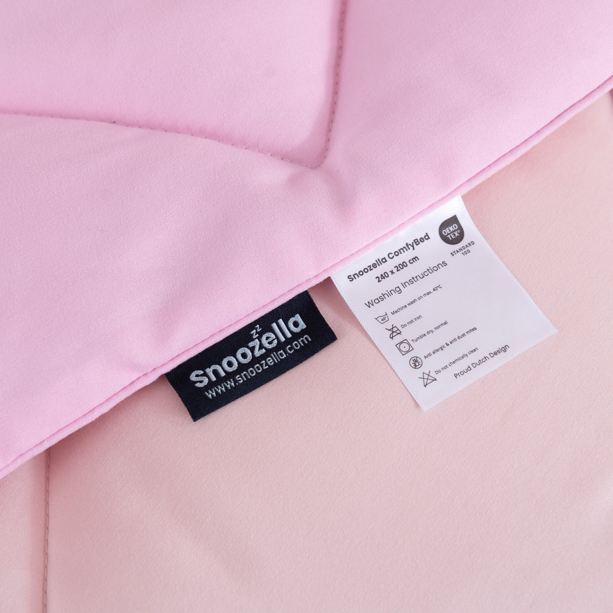 Snoozella ComfyBed Duo Bloesem Roze op een opgemaakt bed – sfeerfoto 7