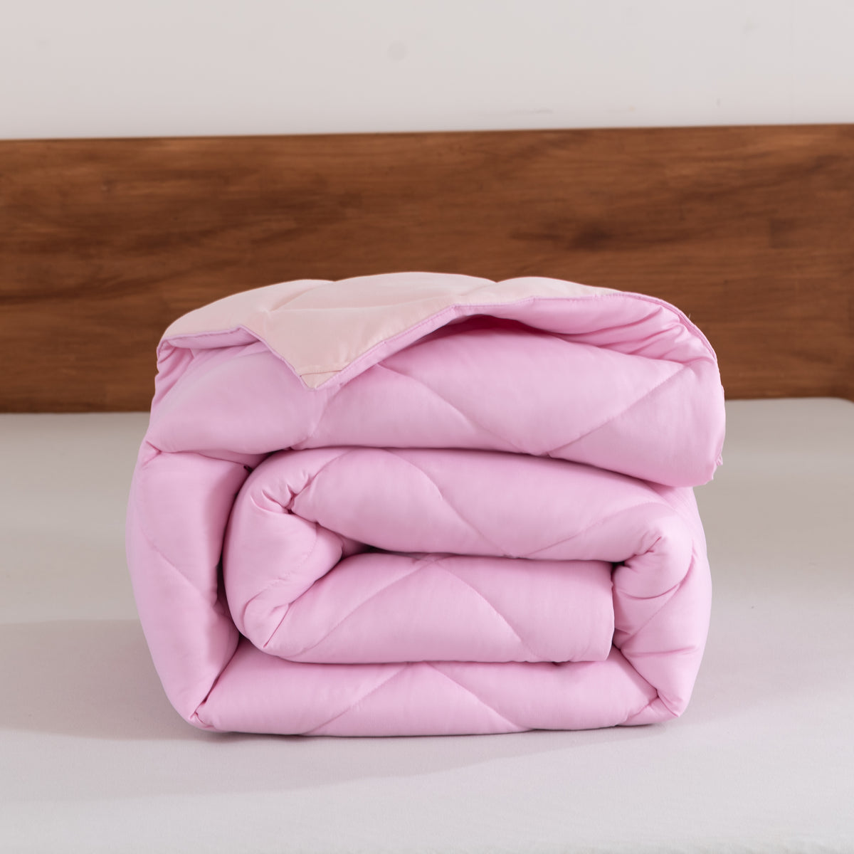 Snoozella ComfyBed Duo Bloesem Roze op een opgemaakt bed – sfeerfoto 1