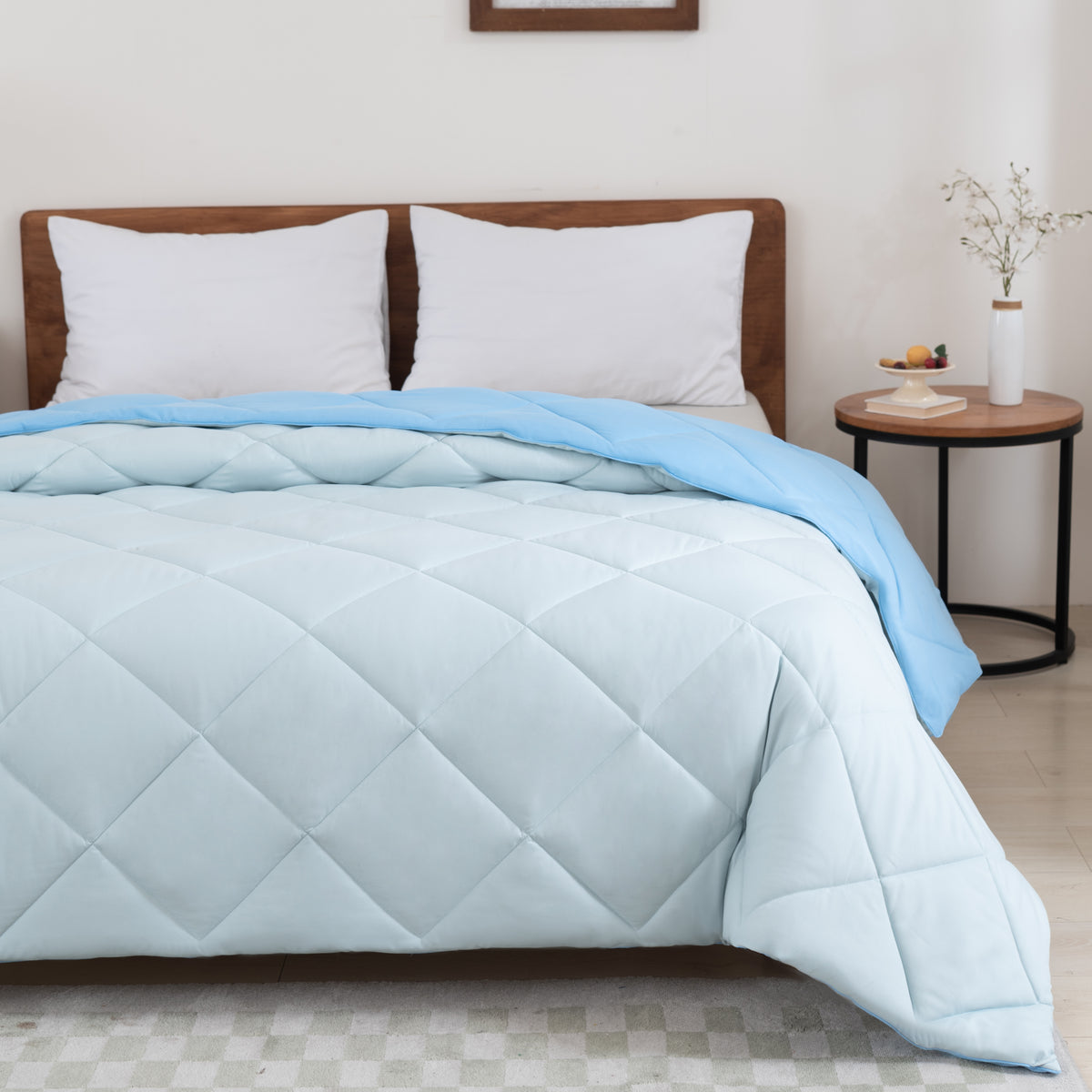 Snoozella ComfyBed Duo Lichtblauw op een opgemaakt bed – sfeerfoto 8