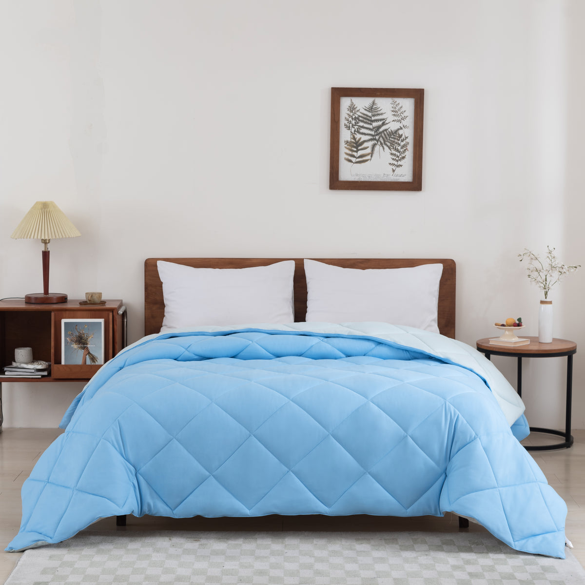 Snoozella ComfyBed Duo Lichtblauw op een opgemaakt bed – sfeerfoto 2