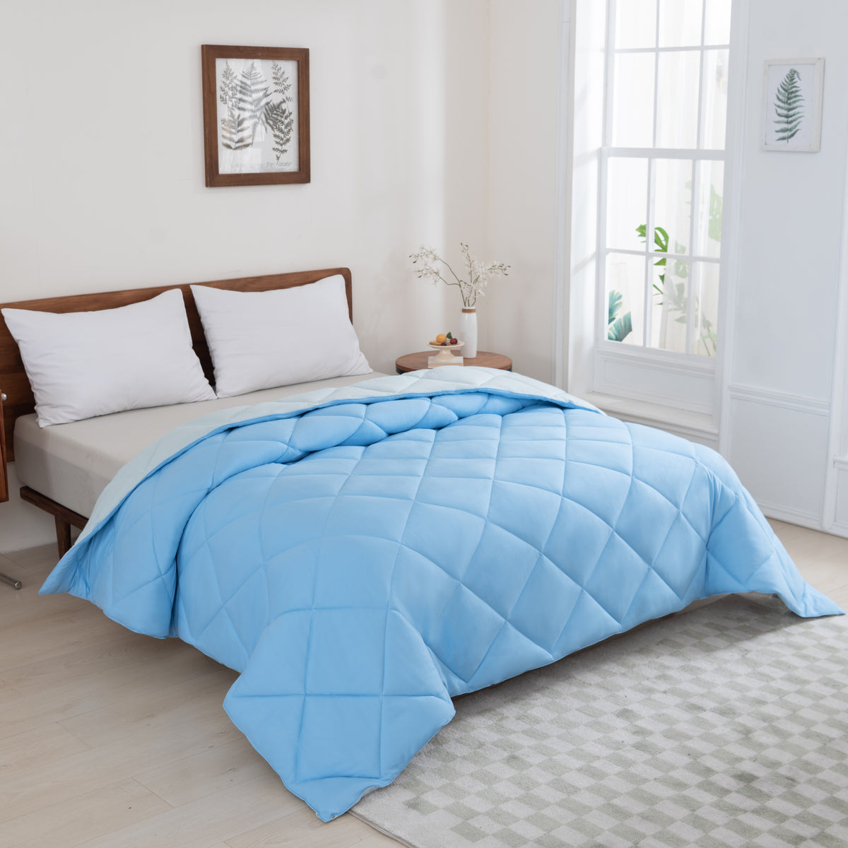 Snoozella ComfyBed Duo Lichtblauw op een opgemaakt bed – sfeerfoto 3