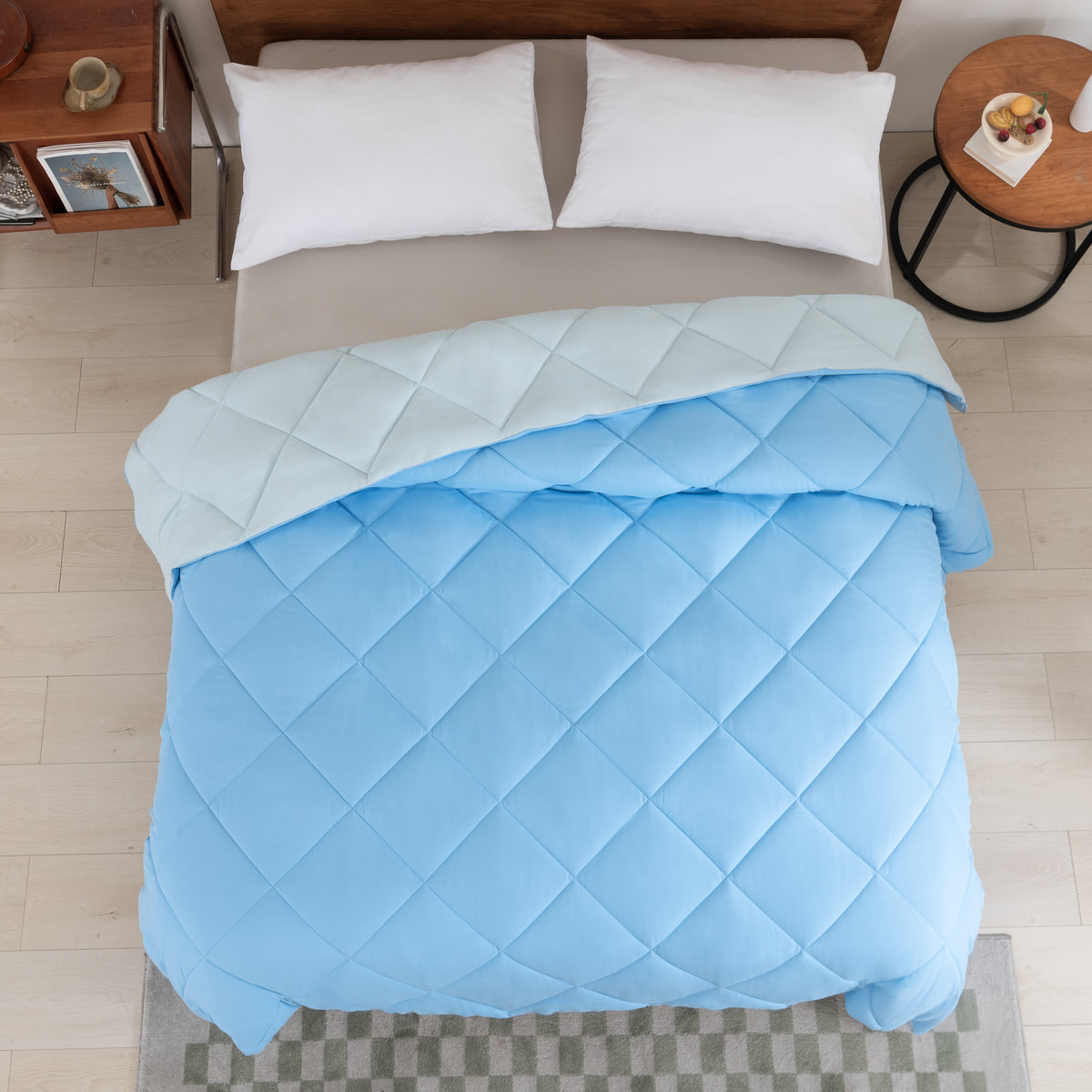 Snoozella ComfyBed Duo Lichtblauw op een opgemaakt bed – sfeerfoto 4
