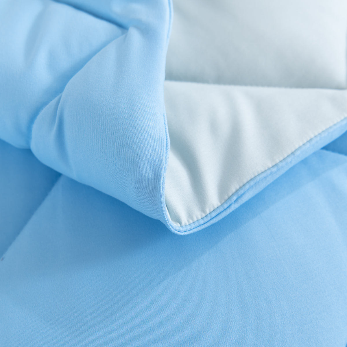 Snoozella ComfyBed Duo Lichtblauw op een opgemaakt bed – sfeerfoto 5