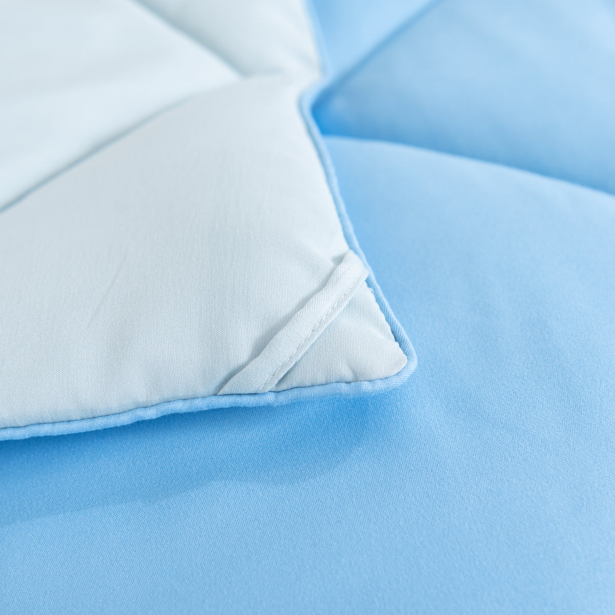 Snoozella ComfyBed Duo Lichtblauw op een opgemaakt bed – sfeerfoto 6