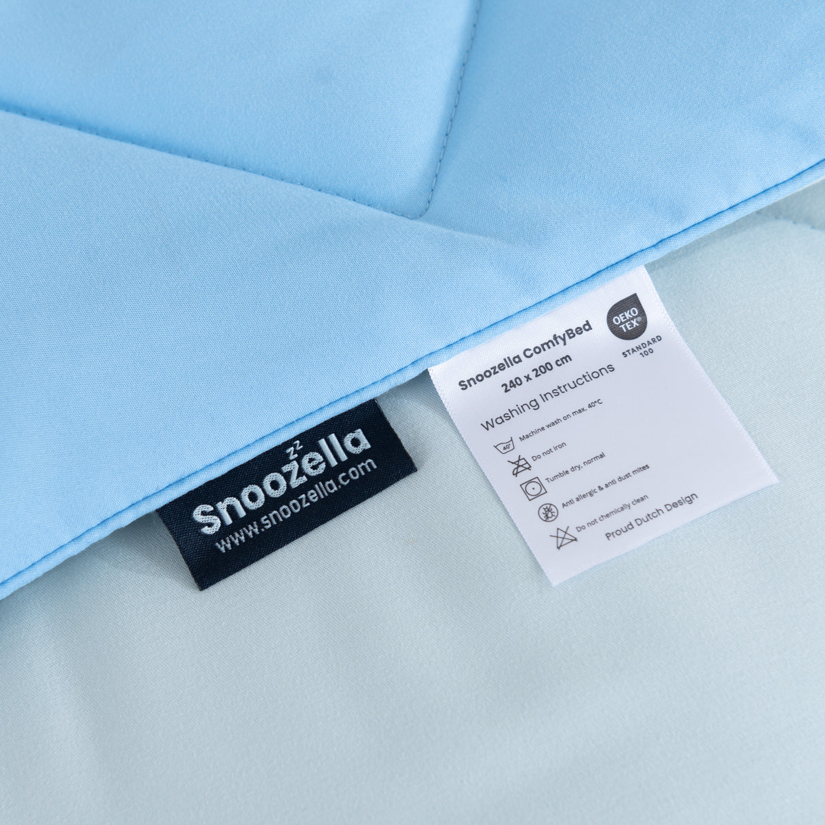 Snoozella ComfyBed Duo Lichtblauw op een opgemaakt bed – sfeerfoto 7