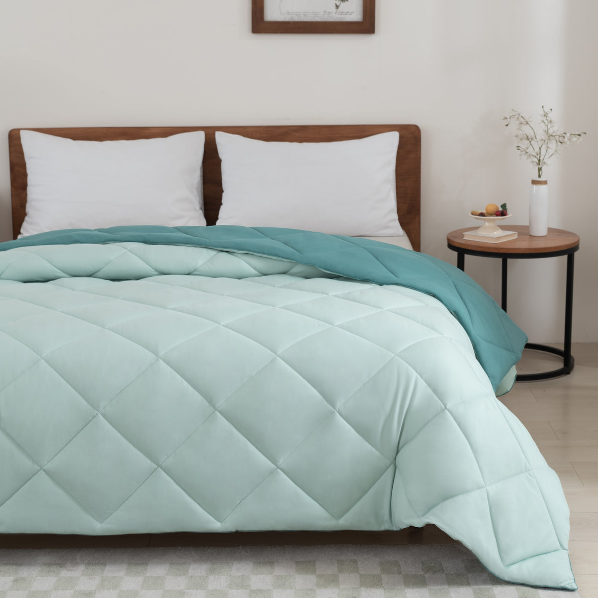 Snoozella ComfyBed Duo Olijf Groen op een opgemaakt bed – sfeerfoto 8