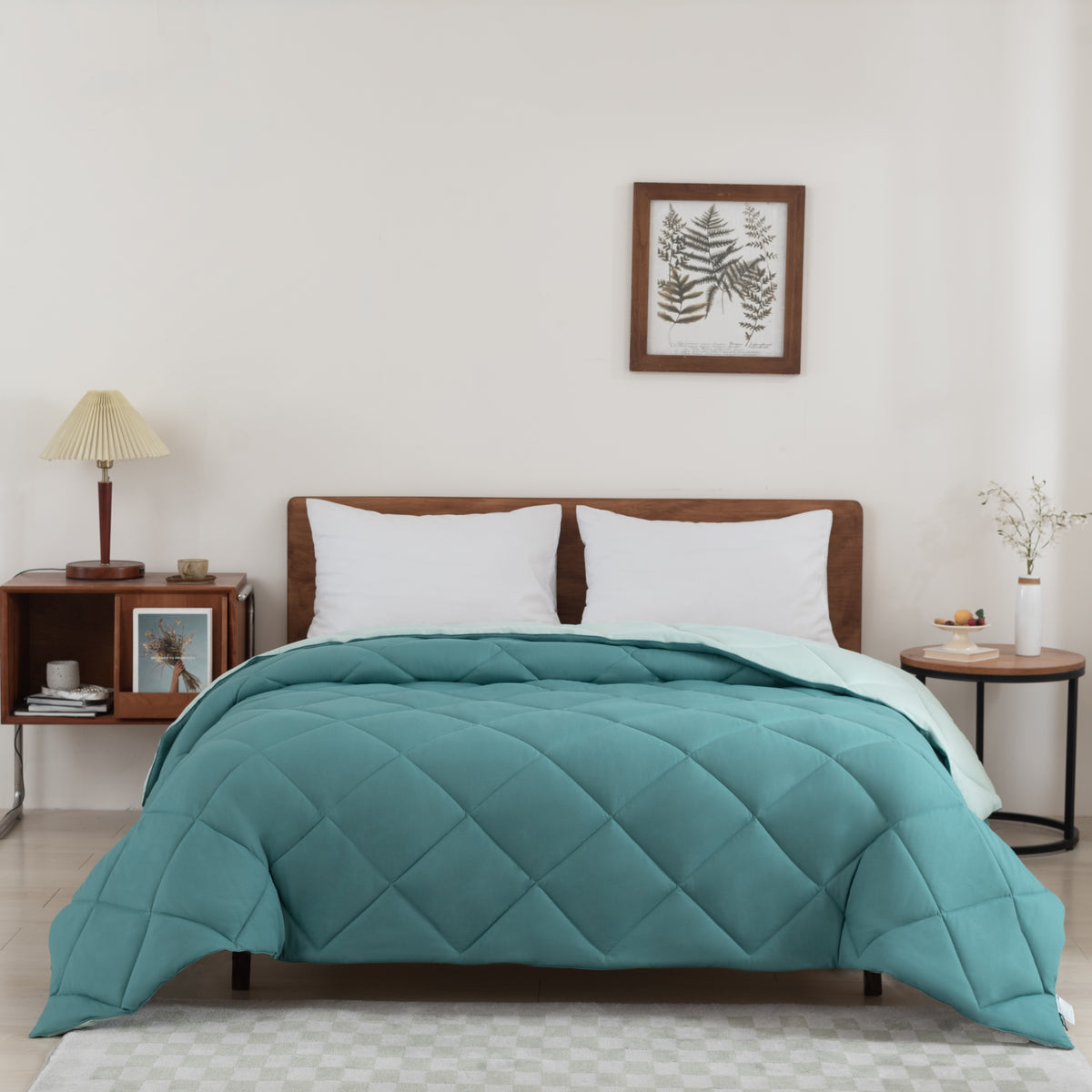 Snoozella ComfyBed Duo Olijf Groen op een opgemaakt bed – sfeerfoto 2