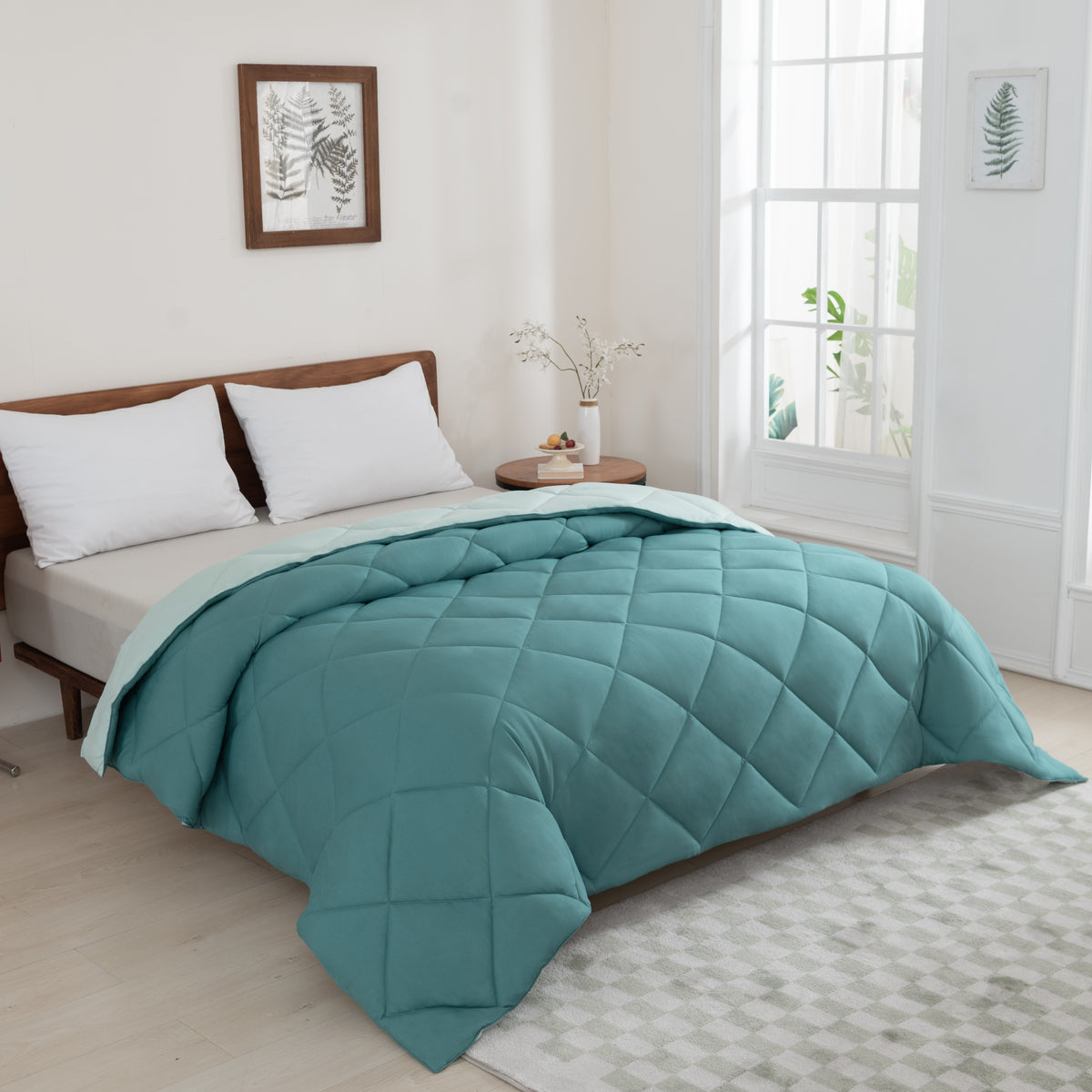 Snoozella ComfyBed Duo Olijf Groen op een opgemaakt bed – sfeerfoto 3