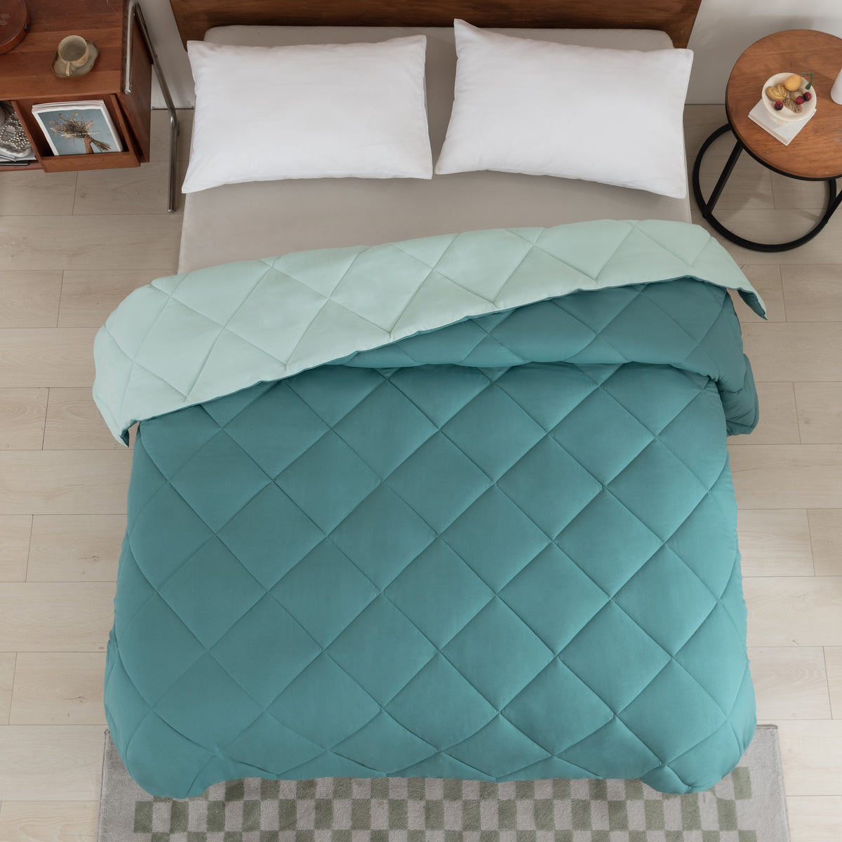 Snoozella ComfyBed Duo Olijf Groen op een opgemaakt bed – sfeerfoto 4