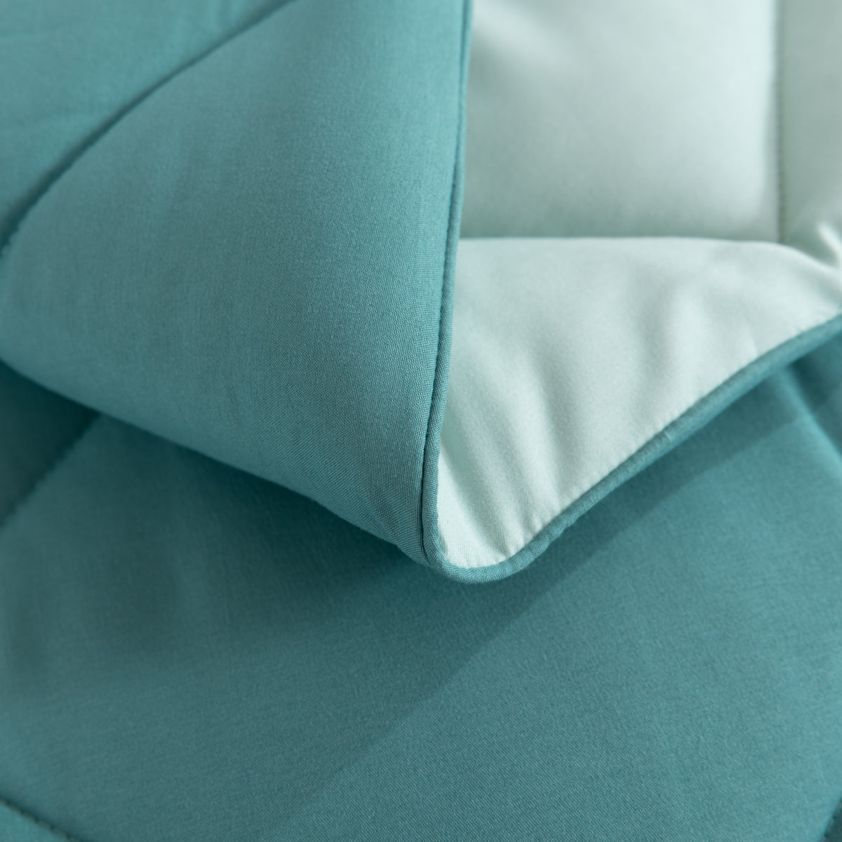 Snoozella ComfyBed Duo Olijf Groen op een opgemaakt bed – sfeerfoto 5