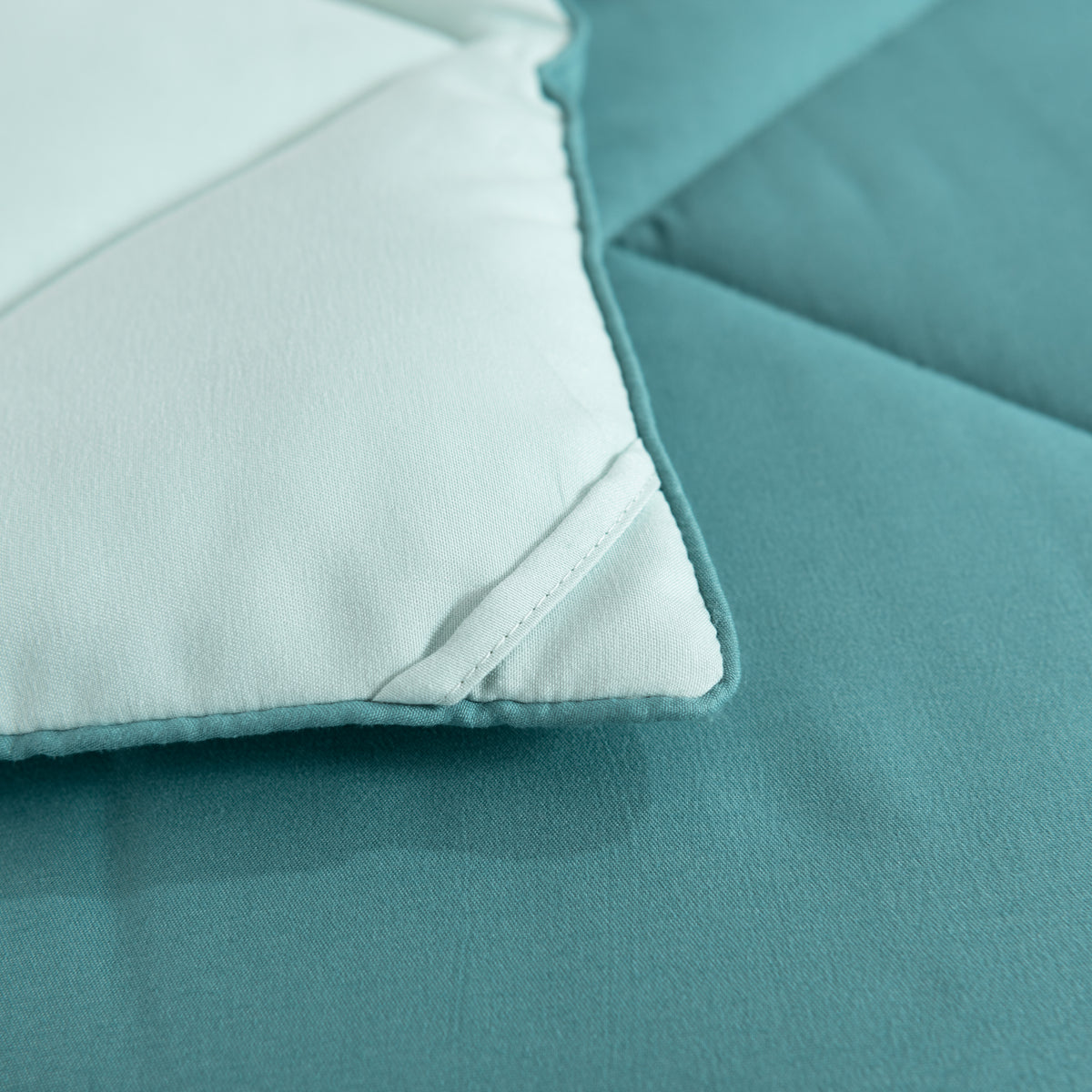 Snoozella ComfyBed Duo Olijf Groen op een opgemaakt bed – sfeerfoto 6