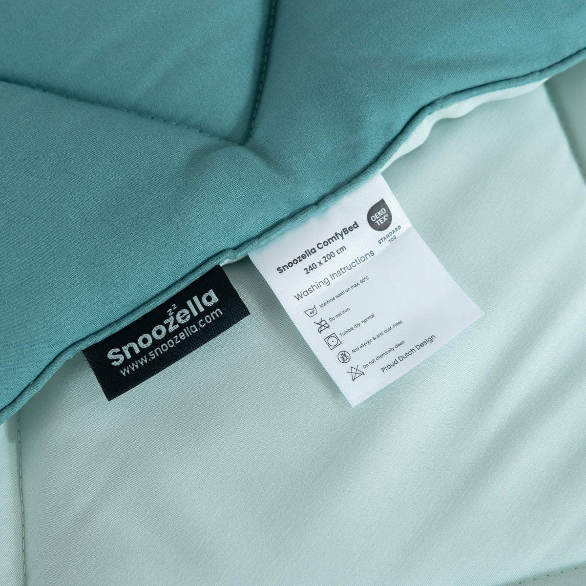 Snoozella ComfyBed Duo Olijf Groen op een opgemaakt bed – sfeerfoto 7