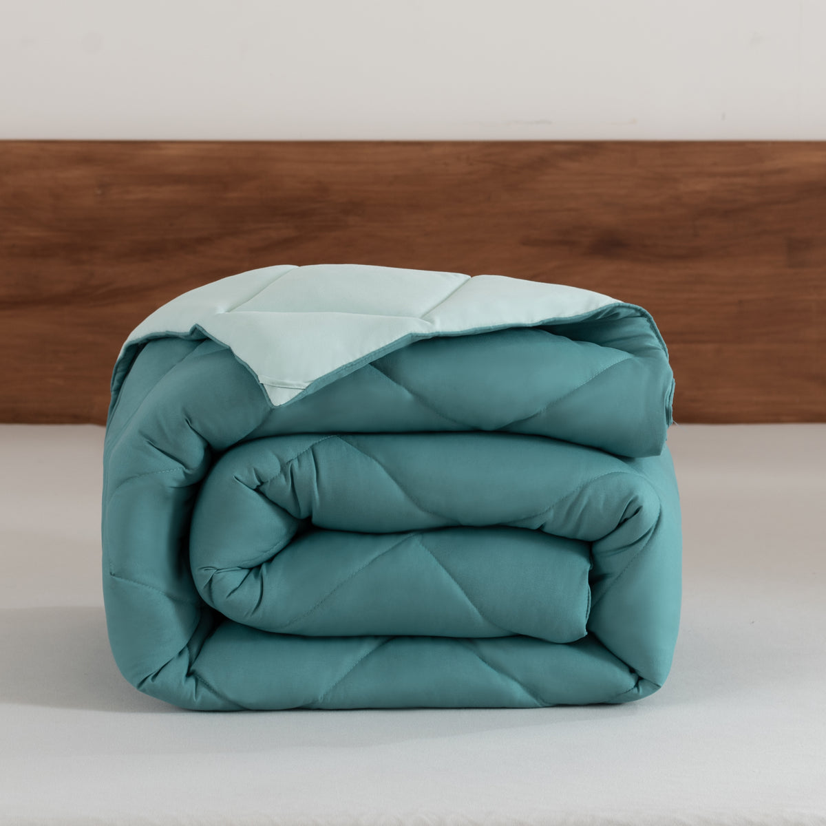 Snoozella ComfyBed Duo Olijf Groen op een opgemaakt bed – sfeerfoto 1
