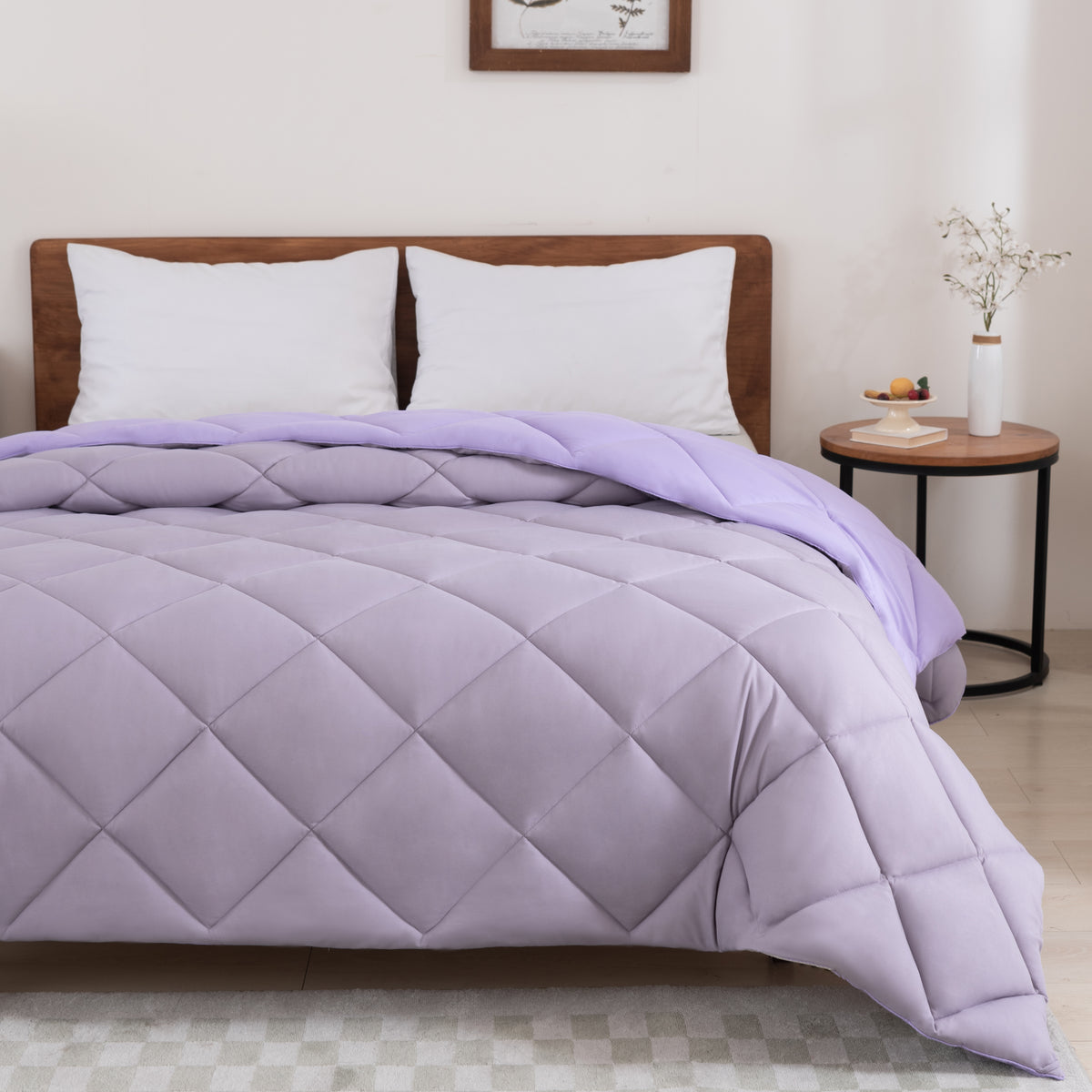 Snoozella ComfyBed Duo Lavendel Paars op een opgemaakt bed – sfeerfoto 8